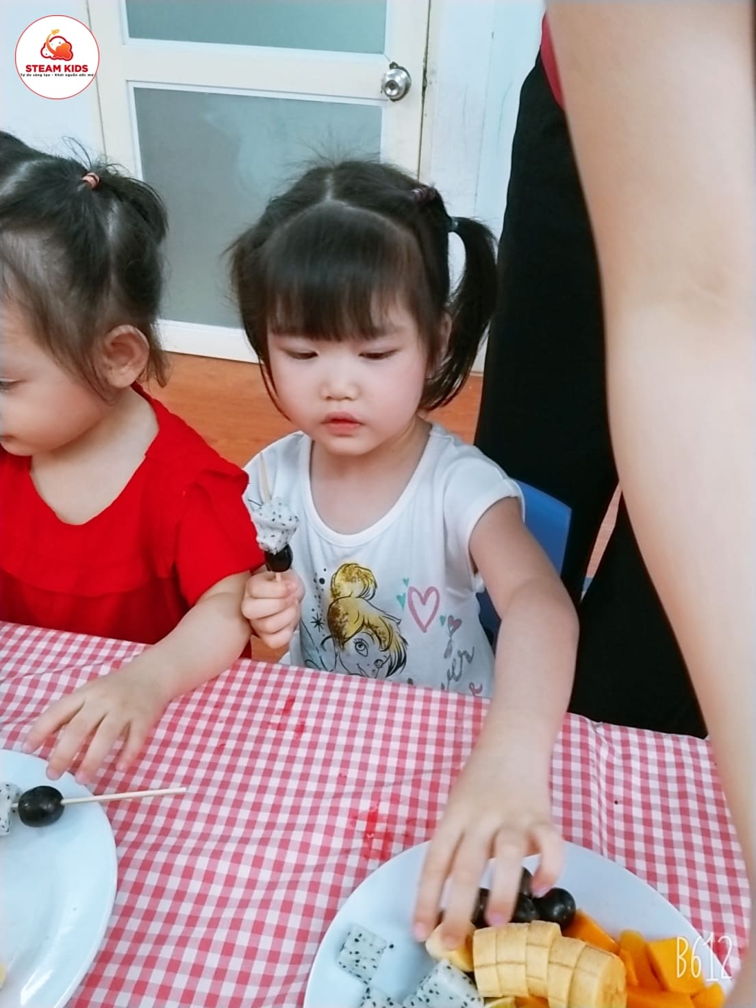 Thực Hành Trải Nghiệm: Bé Làm Món Hoa Quả Xiên Lớp Steam3 Thực Hành Trải Nghiệm: Bé Làm Món Hoa Quả Xiên Lớp Steam3 - Trường Mầm Non STEAM KIDS