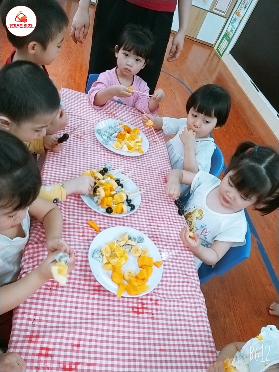 Thực Hành Trải Nghiệm: Bé Làm Món Hoa Quả Xiên Lớp Steam3 Thực Hành Trải Nghiệm: Bé Làm Món Hoa Quả Xiên Lớp Steam3 - Trường Mầm Non STEAM KIDS