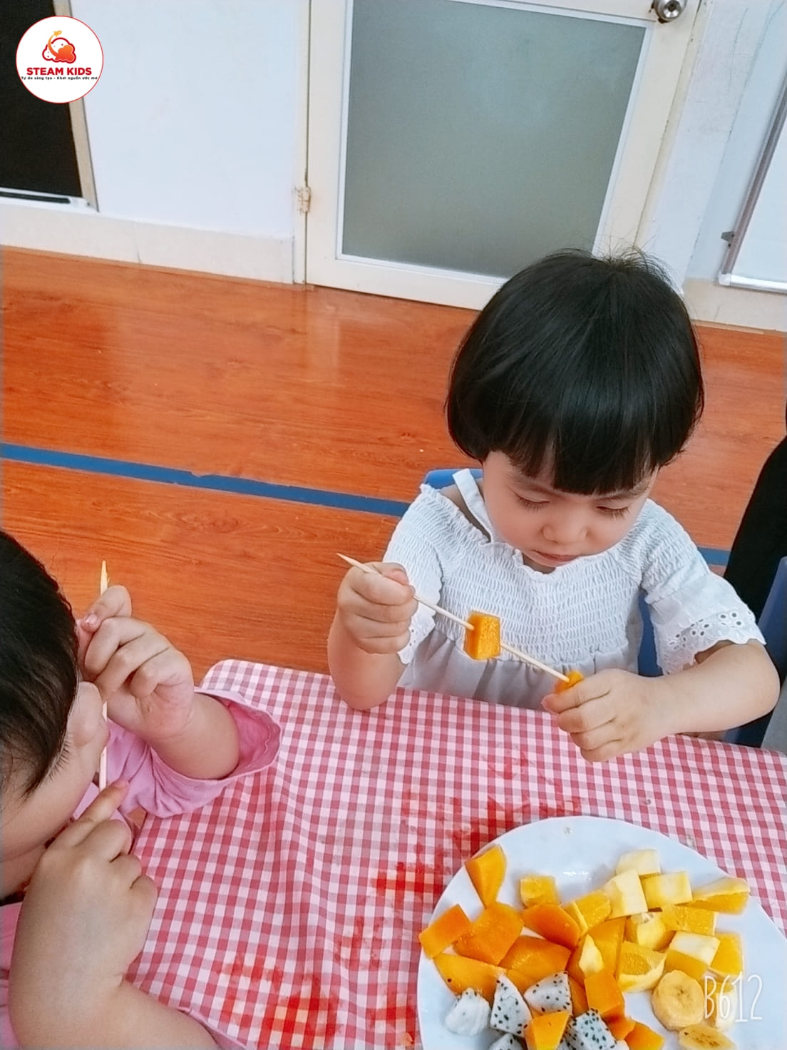 Thực Hành Trải Nghiệm: Bé Làm Món Hoa Quả Xiên Lớp Steam3 Thực Hành Trải Nghiệm: Bé Làm Món Hoa Quả Xiên Lớp Steam3 - Trường Mầm Non STEAM KIDS