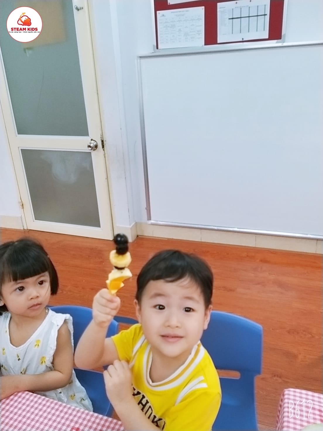 Thực Hành Trải Nghiệm: Bé Làm Món Hoa Quả Xiên Lớp Steam3 Thực Hành Trải Nghiệm: Bé Làm Món Hoa Quả Xiên Lớp Steam3 - Trường Mầm Non STEAM KIDS