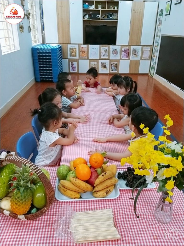 Thực Hành Trải Nghiệm: Bé Làm Món Hoa Quả Xiên Lớp Steam3 Thực Hành Trải Nghiệm: Bé Làm Món Hoa Quả Xiên Lớp Steam3 - Trường Mầm Non STEAM KIDS
