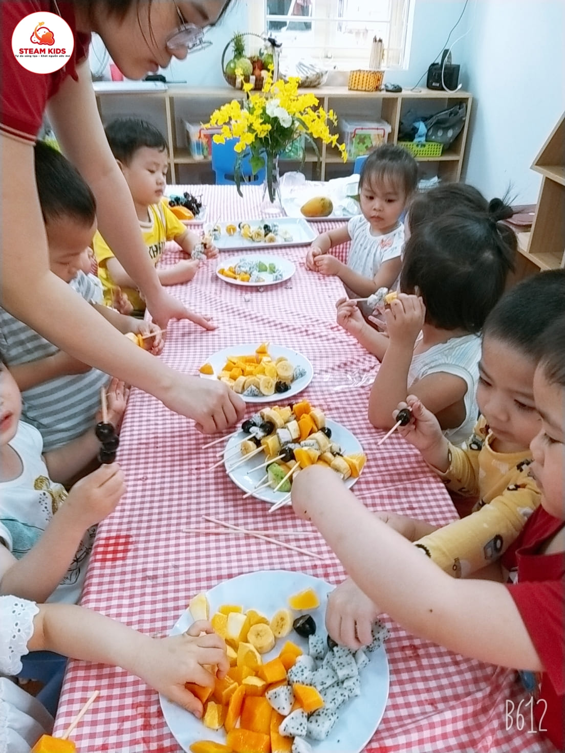 Thực Hành Trải Nghiệm: Bé Làm Món Hoa Quả Xiên Lớp Steam3 Thực Hành Trải Nghiệm: Bé Làm Món Hoa Quả Xiên Lớp Steam3 - Trường Mầm Non STEAM KIDS