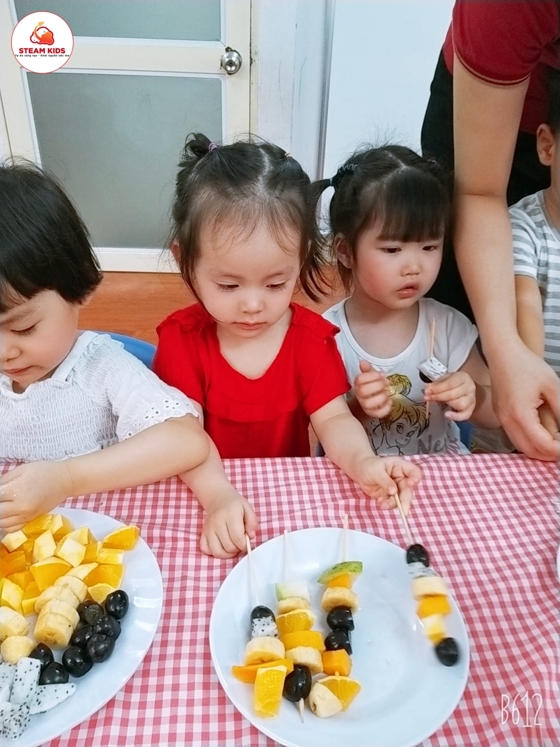 Thực Hành Trải Nghiệm: Bé Làm Món Hoa Quả Xiên Lớp Steam3 Thực Hành Trải Nghiệm: Bé Làm Món Hoa Quả Xiên Lớp Steam3 - Trường Mầm Non STEAM KIDS