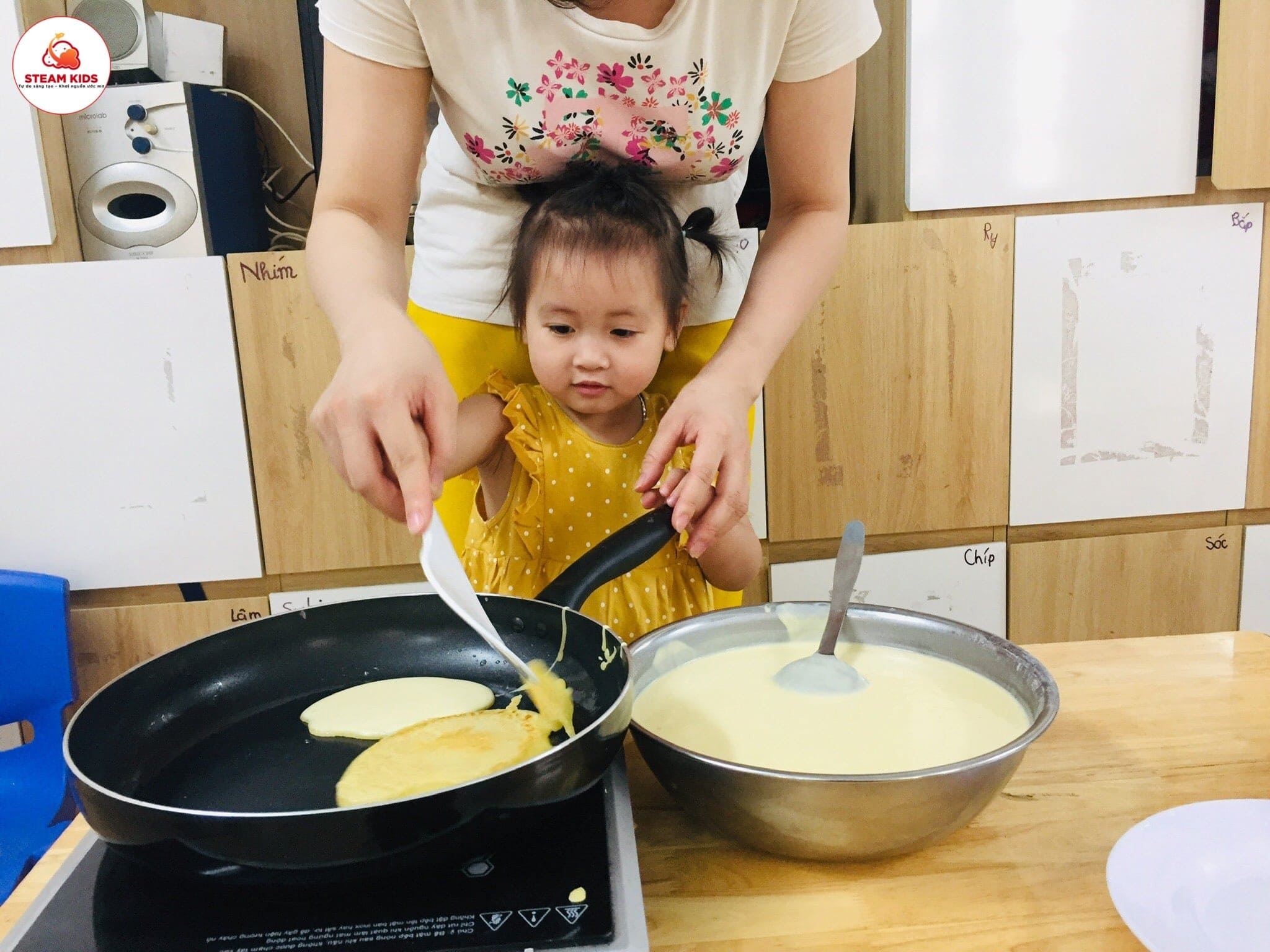 Hoạt Động Rán Bánh Lớp Steam 5 - Trường Mầm Non STEAM KIDS