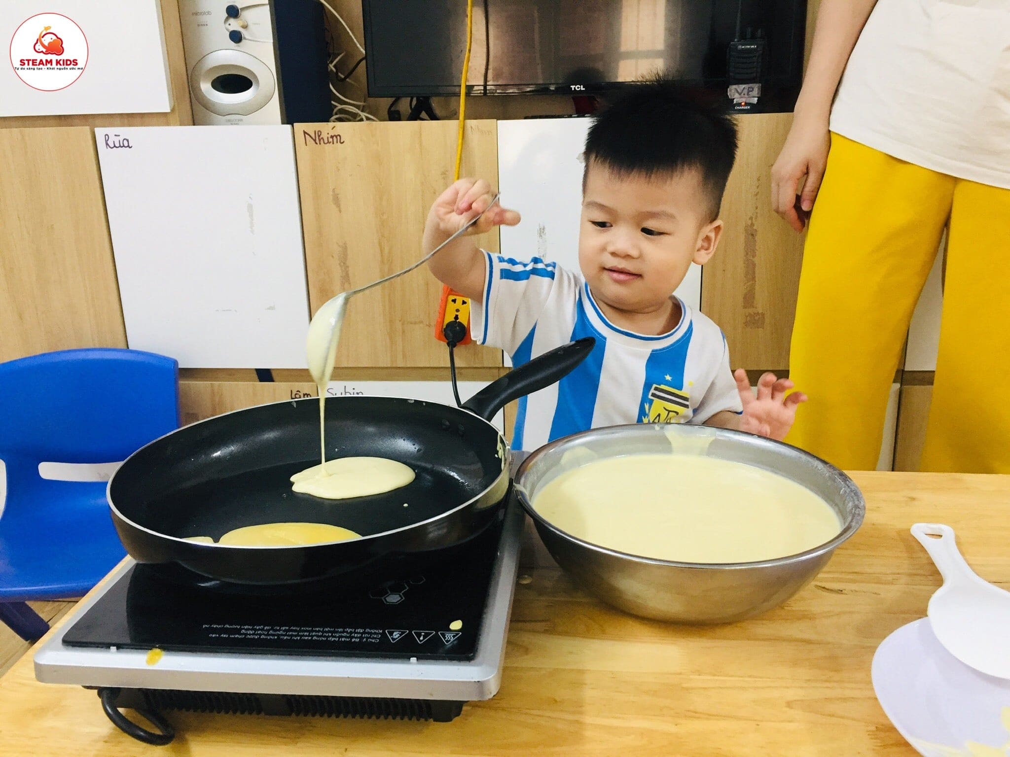 Hoạt Động Rán Bánh Lớp Steam 5 - Trường Mầm Non STEAM KIDS