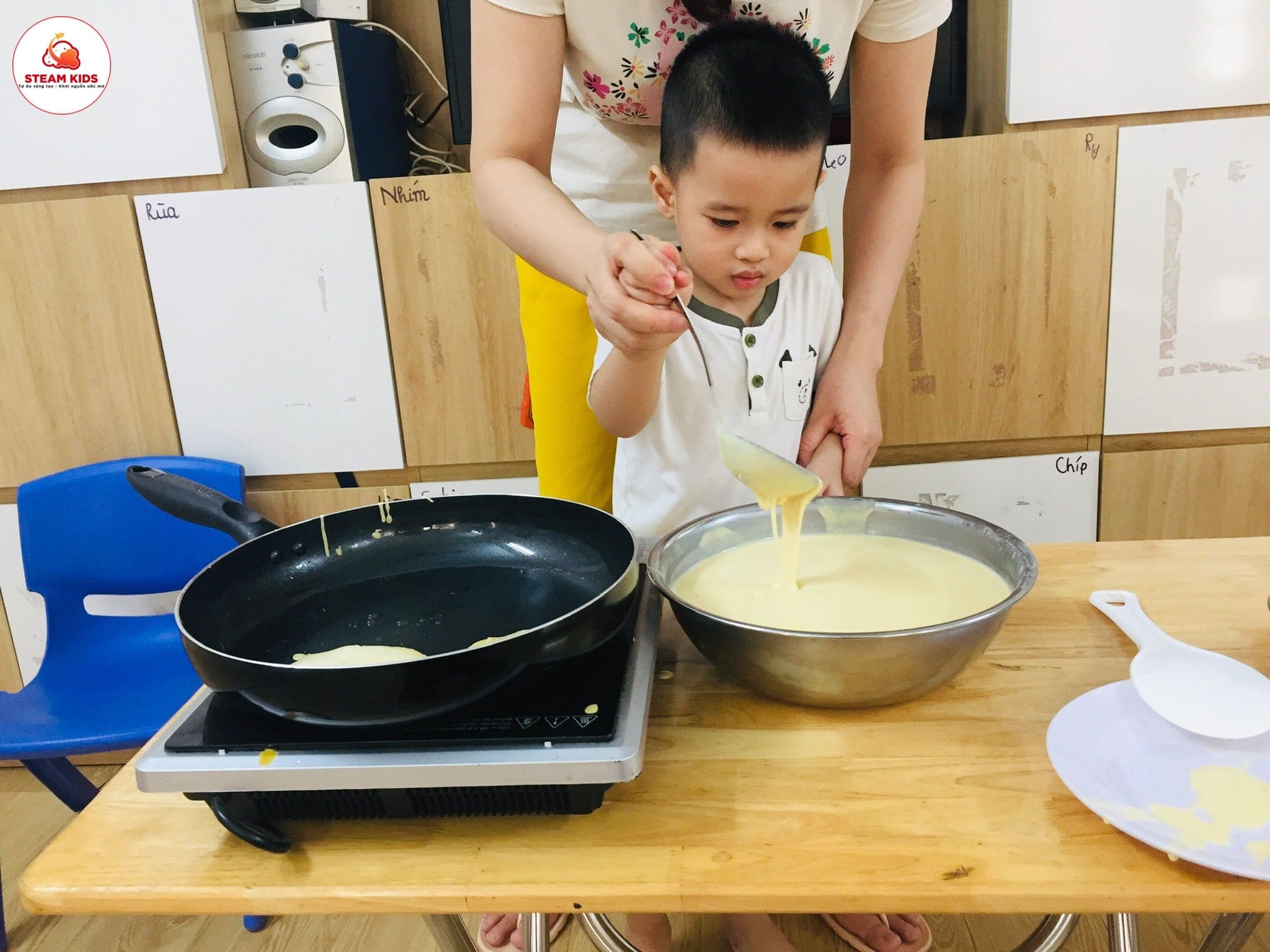 Hoạt Động Rán Bánh Lớp Steam 5 - Trường Mầm Non STEAM KIDS