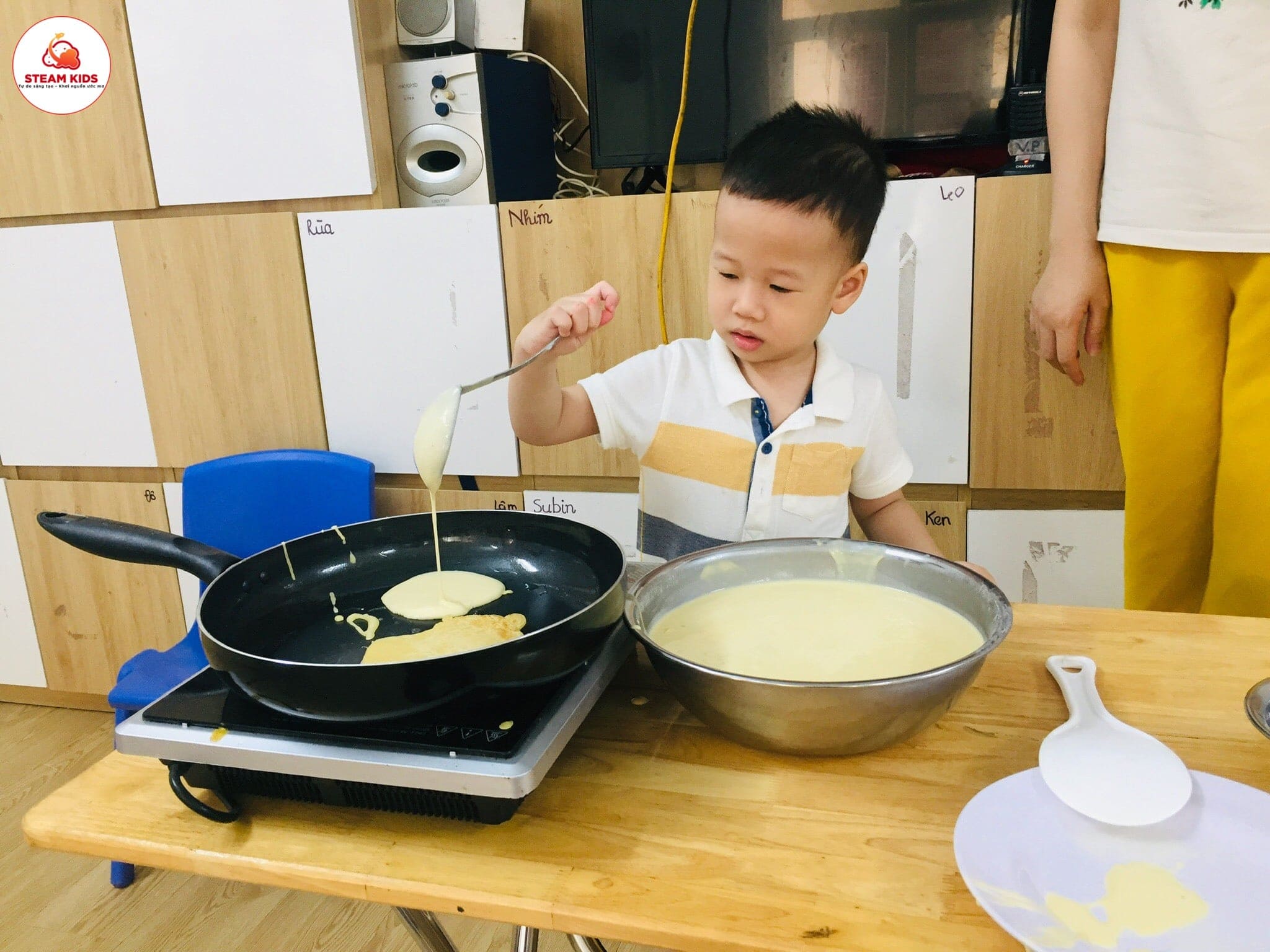 Hoạt Động Rán Bánh Lớp Steam 5 - Trường Mầm Non STEAM KIDS