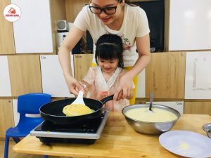 Hoạt Động Rán Bánh Lớp Steam 5 - Trường Mầm Non STEAM KIDS