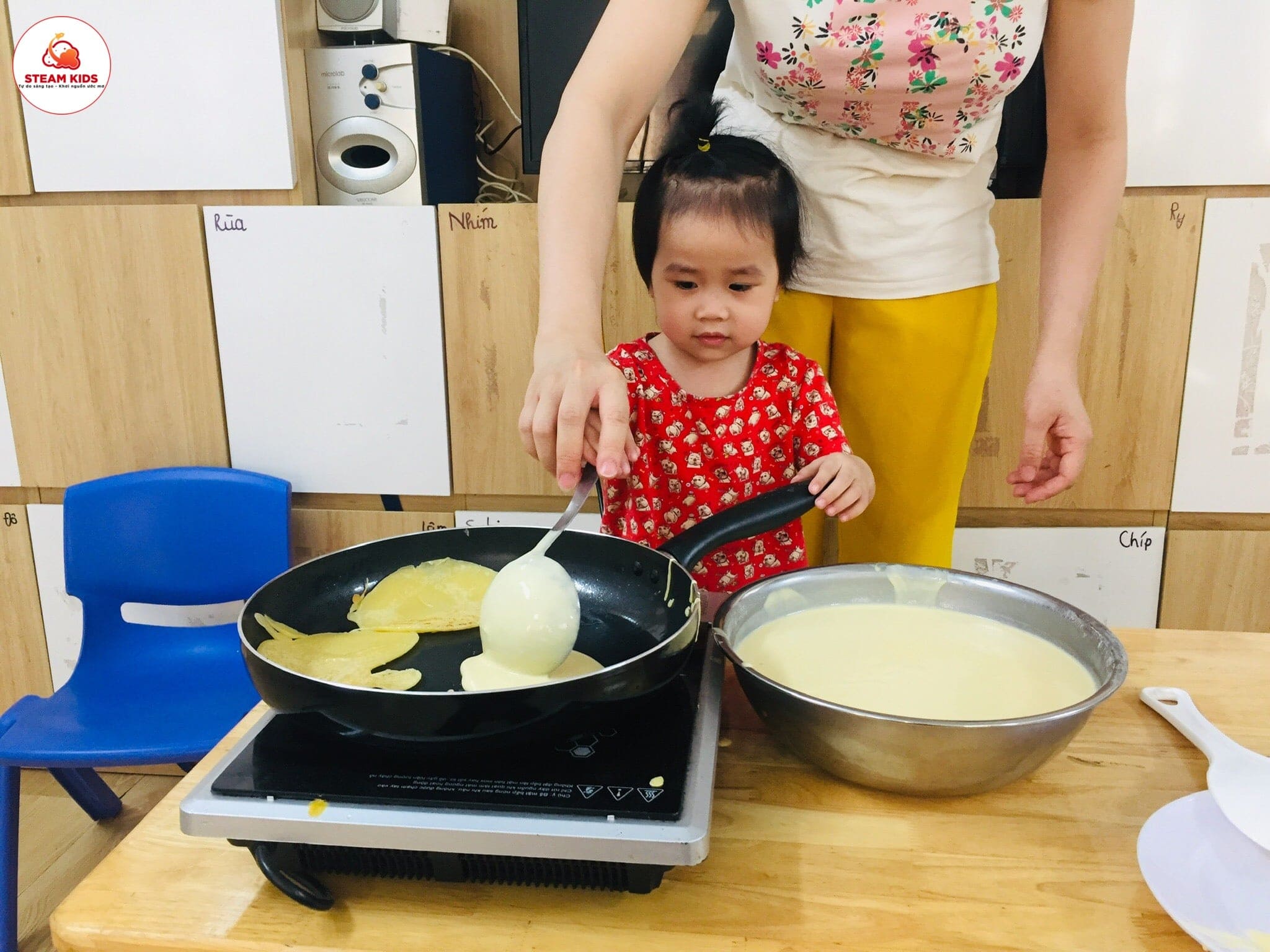 Hoạt Động Rán Bánh Lớp Steam 5 - Trường Mầm Non STEAM KIDS