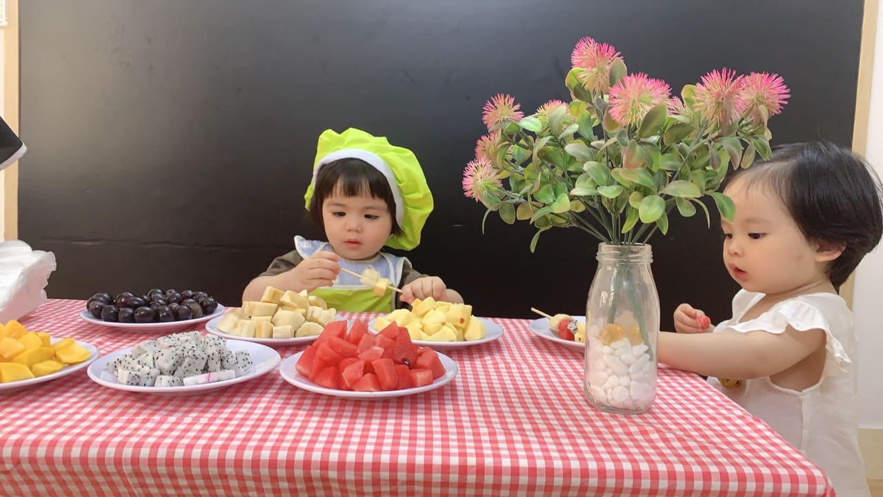 Nội Trợ Làm Hoa Quả Xiên - Trường Mầm Non STEAM KIDS