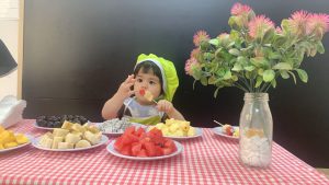 Nội Trợ Làm Hoa Quả Xiên - Trường Mầm Non STEAM KIDS