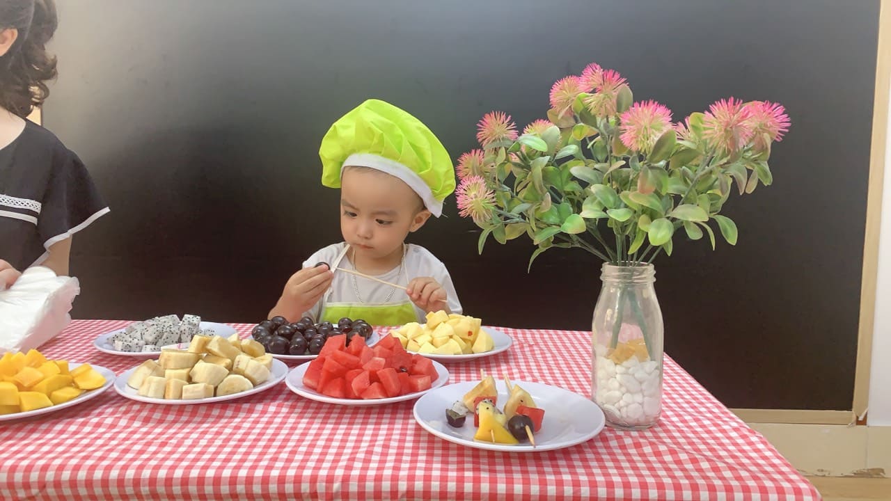 Nội Trợ Làm Hoa Quả Xiên - Trường Mầm Non STEAM KIDS
