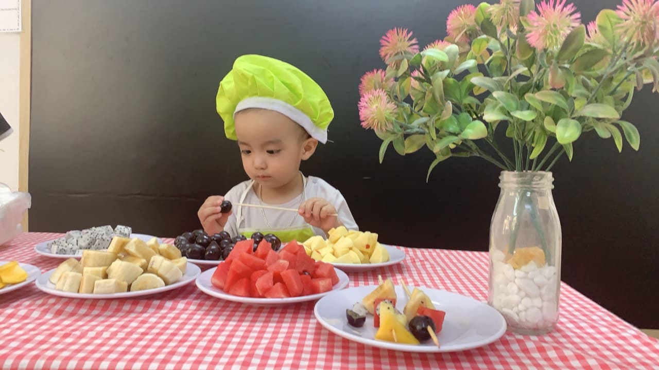 Nội Trợ Làm Hoa Quả Xiên - Trường Mầm Non STEAM KIDS