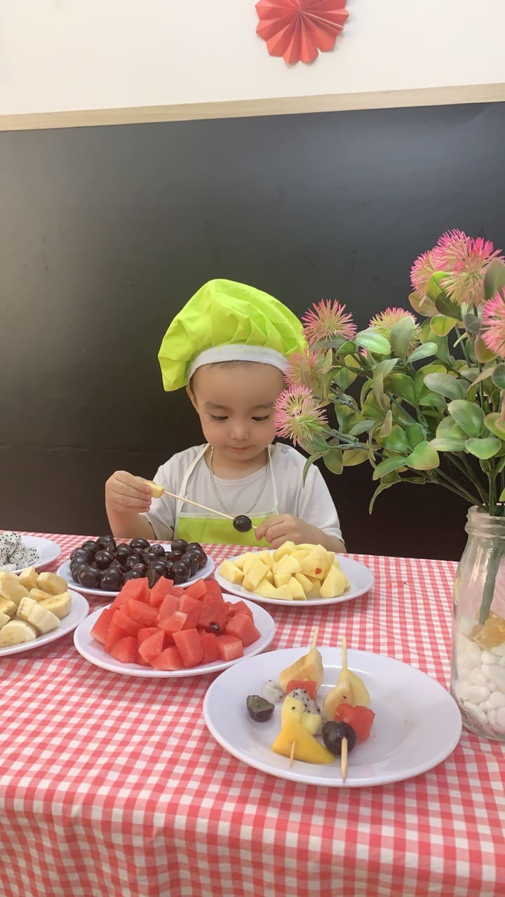 Nội Trợ Làm Hoa Quả Xiên - Trường Mầm Non STEAM KIDS