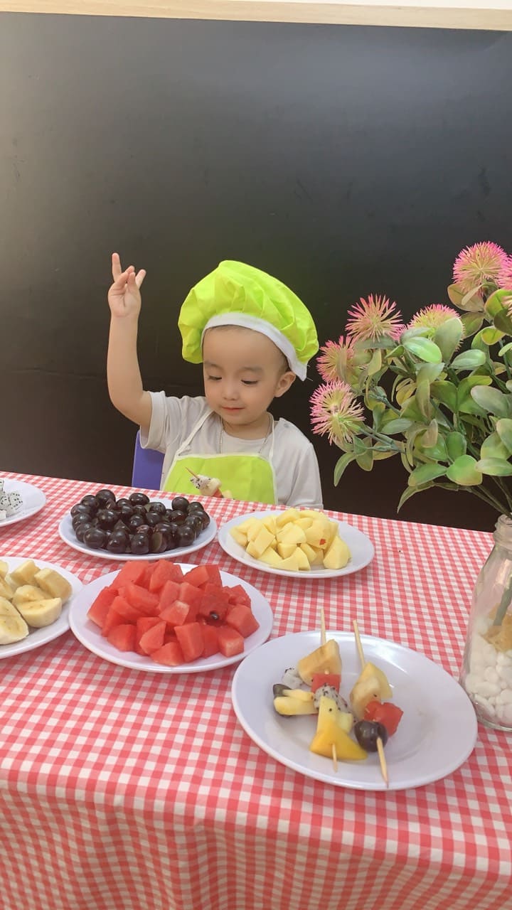 Nội Trợ Làm Hoa Quả Xiên - Trường Mầm Non STEAM KIDS