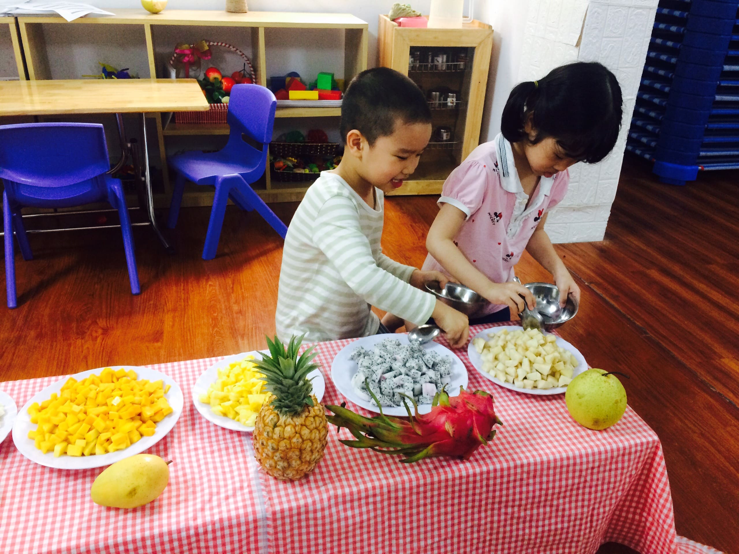 Cooking: Làm Salad Hoa Quả Lớp Steam 1 - Trường Mầm Non STEAM KIDS