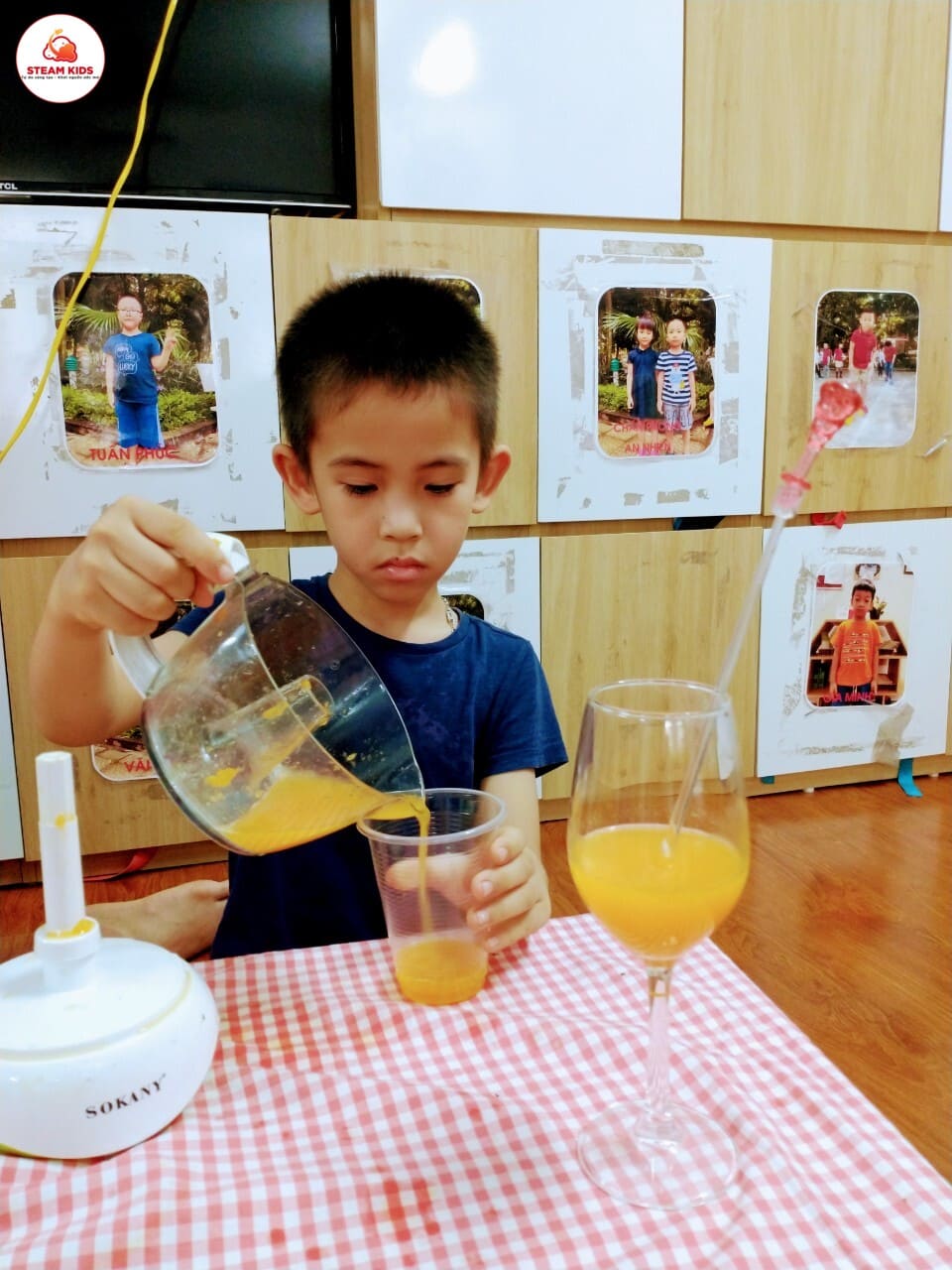 Hoạt Động: “Vắt Nước Cam” Lớp Steam 1 Hoạt Động: “Vắt Nước Cam” Lớp Steam 1 - Trường Mầm Non STEAM KIDS