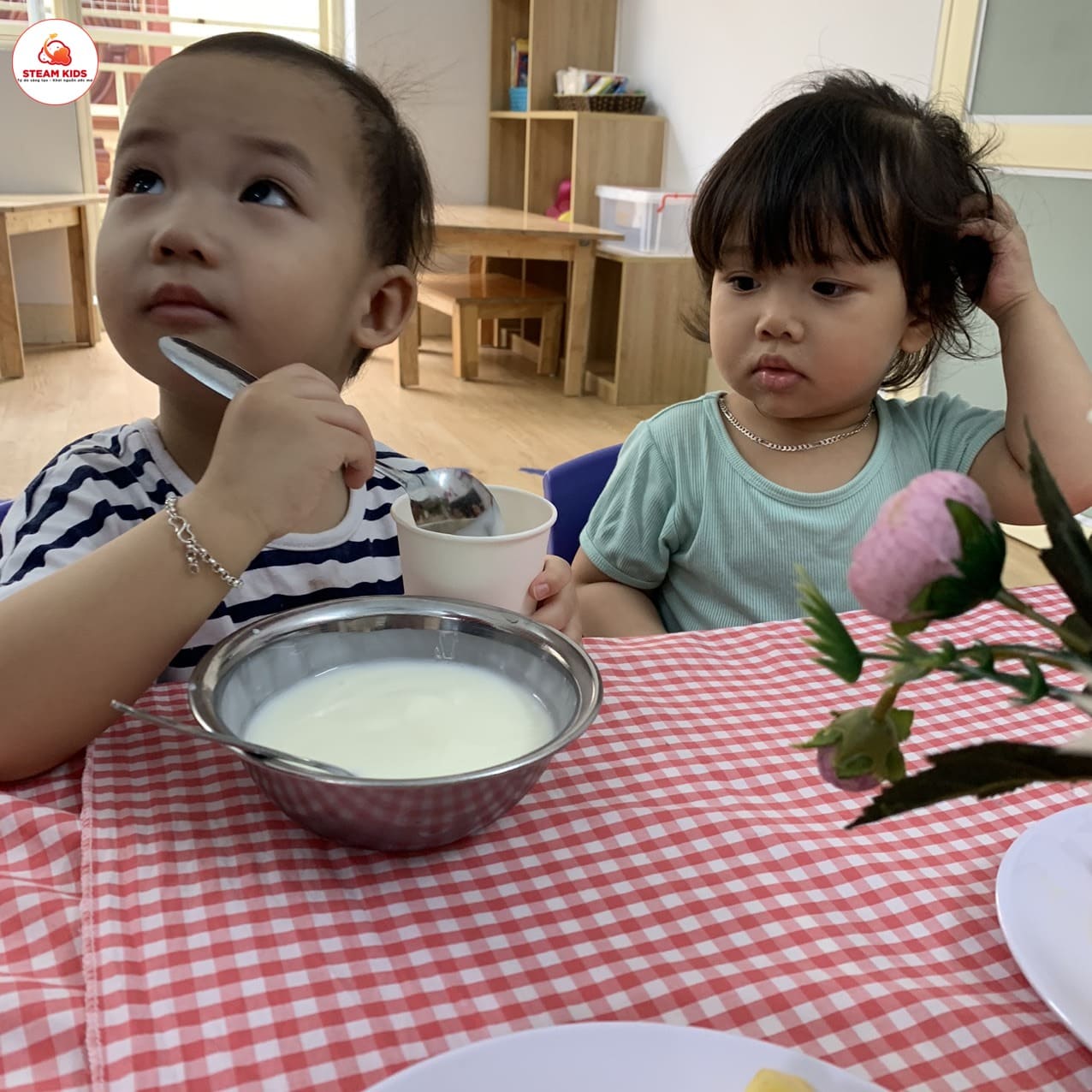 Tiết Học Sữa Chua Hoa Quả LớpSteam7_Steam8 Tiết Học Sữa Chua Hoa Quả LớpSteam7_Steam8 - Trường Mầm Non STEAM KIDS
