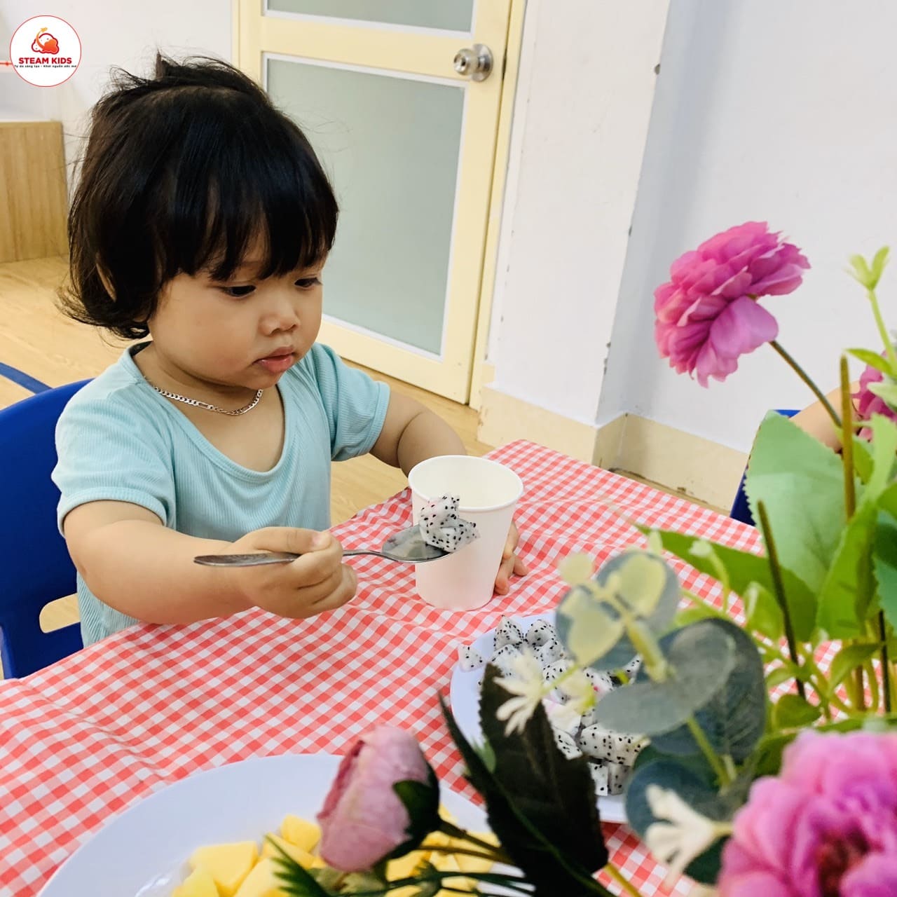 Tiết Học Sữa Chua Hoa Quả LớpSteam7_Steam8 Tiết Học Sữa Chua Hoa Quả LớpSteam7_Steam8 - Trường Mầm Non STEAM KIDS