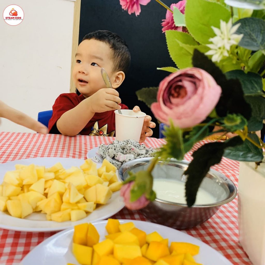 Tiết Học Sữa Chua Hoa Quả LớpSteam7_Steam8 Tiết Học Sữa Chua Hoa Quả LớpSteam7_Steam8 - Trường Mầm Non STEAM KIDS