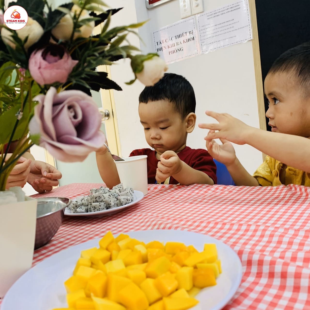 Tiết Học Sữa Chua Hoa Quả LớpSteam7_Steam8 Tiết Học Sữa Chua Hoa Quả LớpSteam7_Steam8 - Trường Mầm Non STEAM KIDS