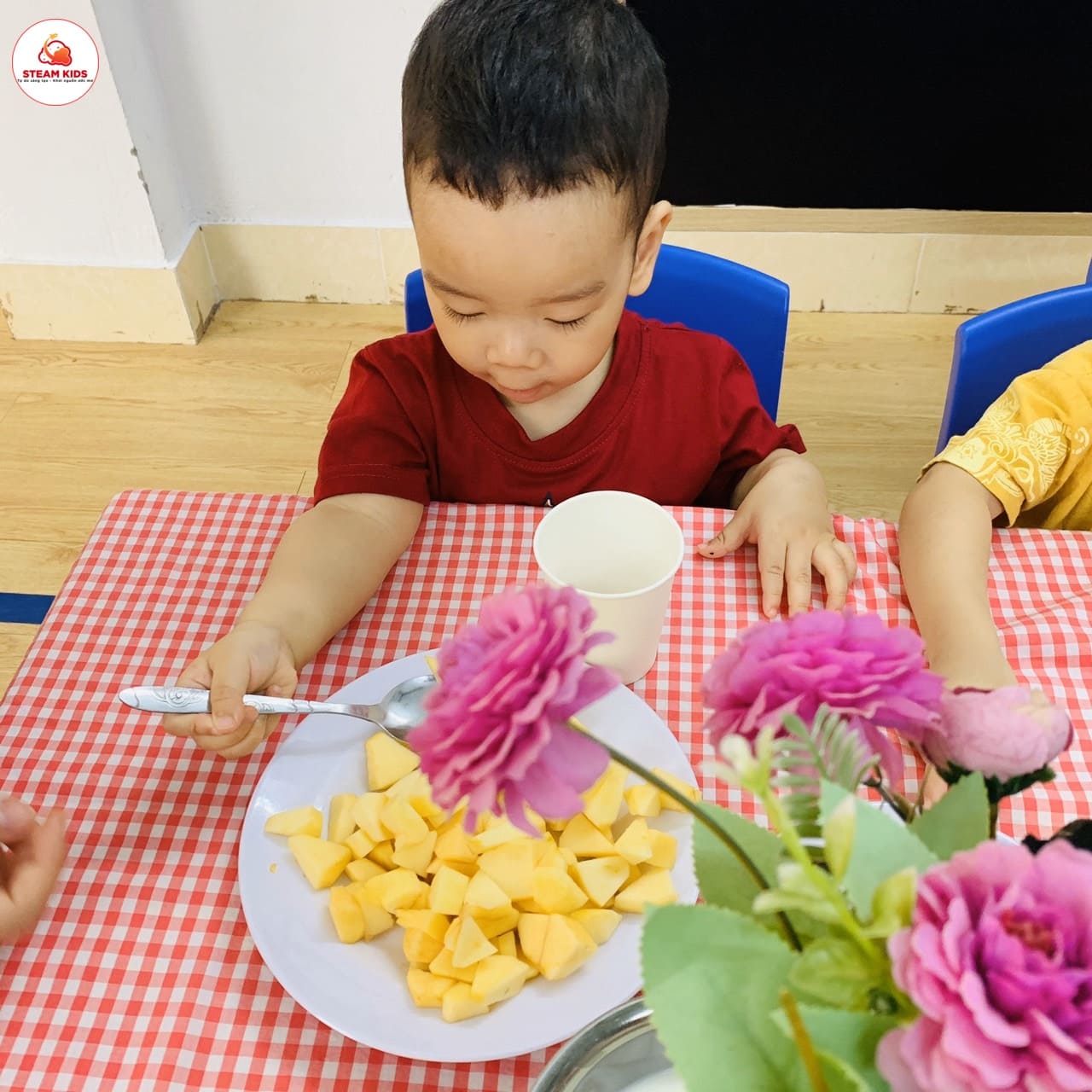 Tiết Học Sữa Chua Hoa Quả LớpSteam7_Steam8 Tiết Học Sữa Chua Hoa Quả LớpSteam7_Steam8 - Trường Mầm Non STEAM KIDS