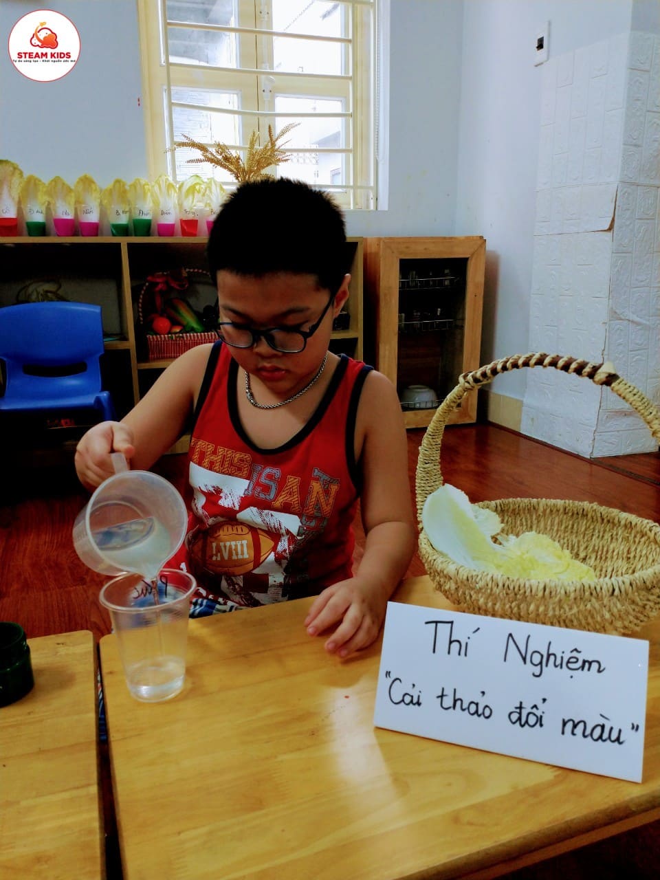 Thí Nghiệm: Cải Thảo Đổi Màu Lớp Steam 1 Thí Nghiệm: Cải Thảo Đổi Màu Lớp Steam 1 - Trường Mầm Non STEAM KIDS