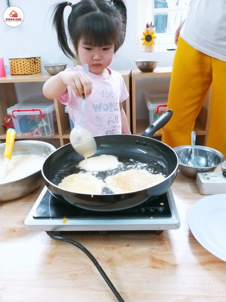 Trải Nghiệm Tiết Học "Rán Bánh" Của Lớp Steam 3 - Trường Mầm Non STEAM KIDS