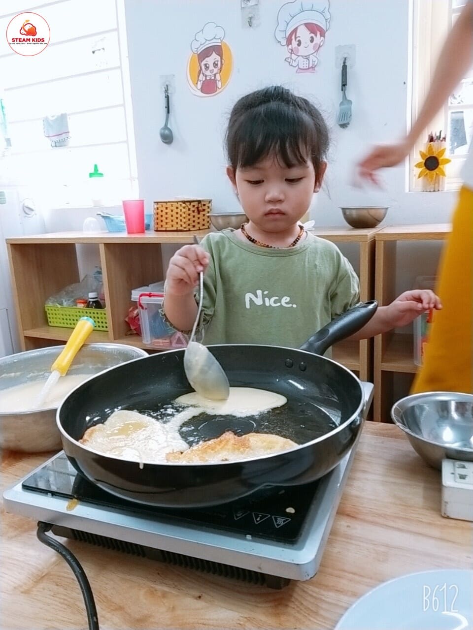 Trải Nghiệm Tiết Học "Rán Bánh" Của Lớp Steam 3 - Trường Mầm Non STEAM KIDS