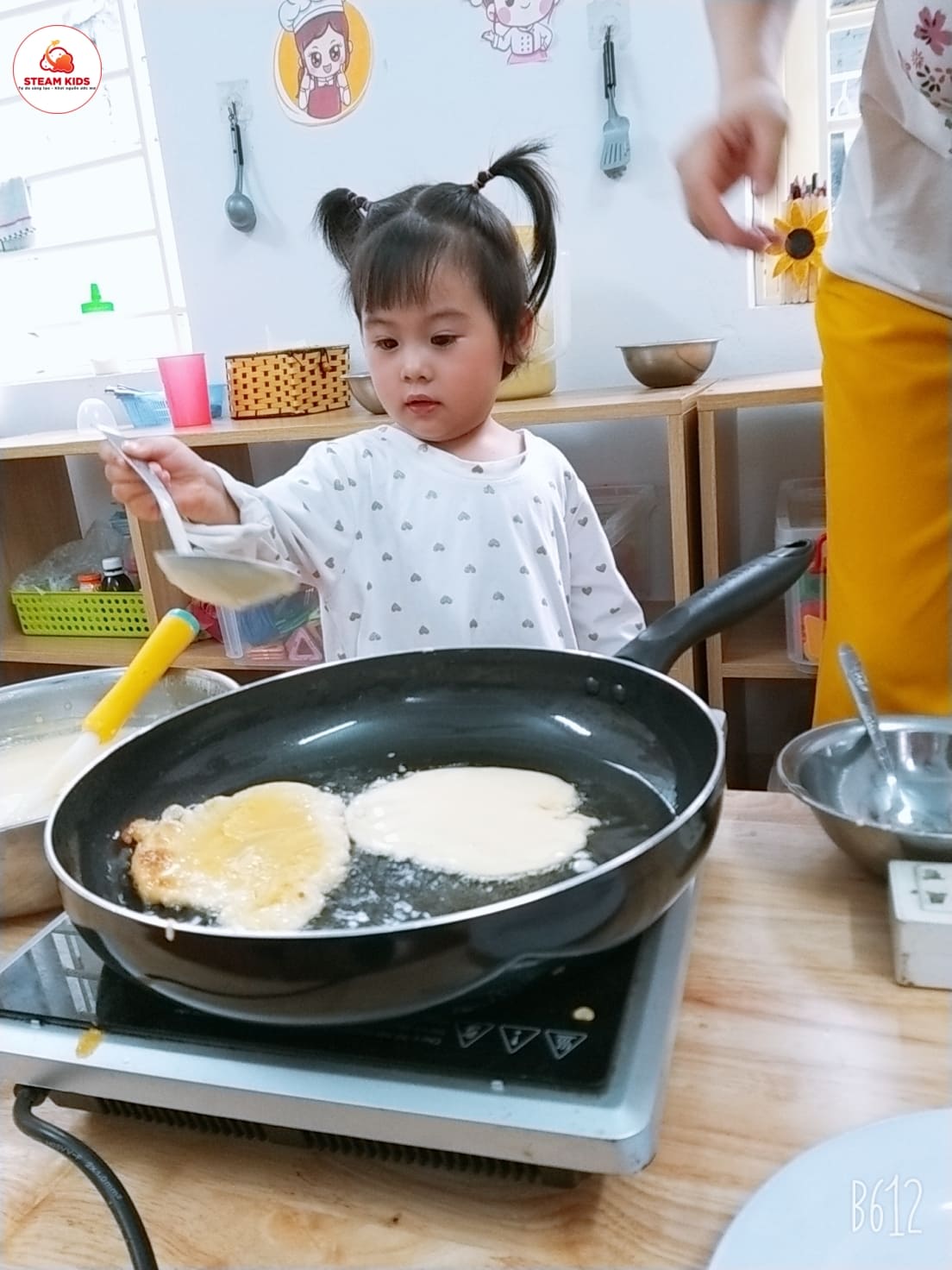 Trải Nghiệm Tiết Học "Rán Bánh" Của Lớp Steam 3 - Trường Mầm Non STEAM KIDS