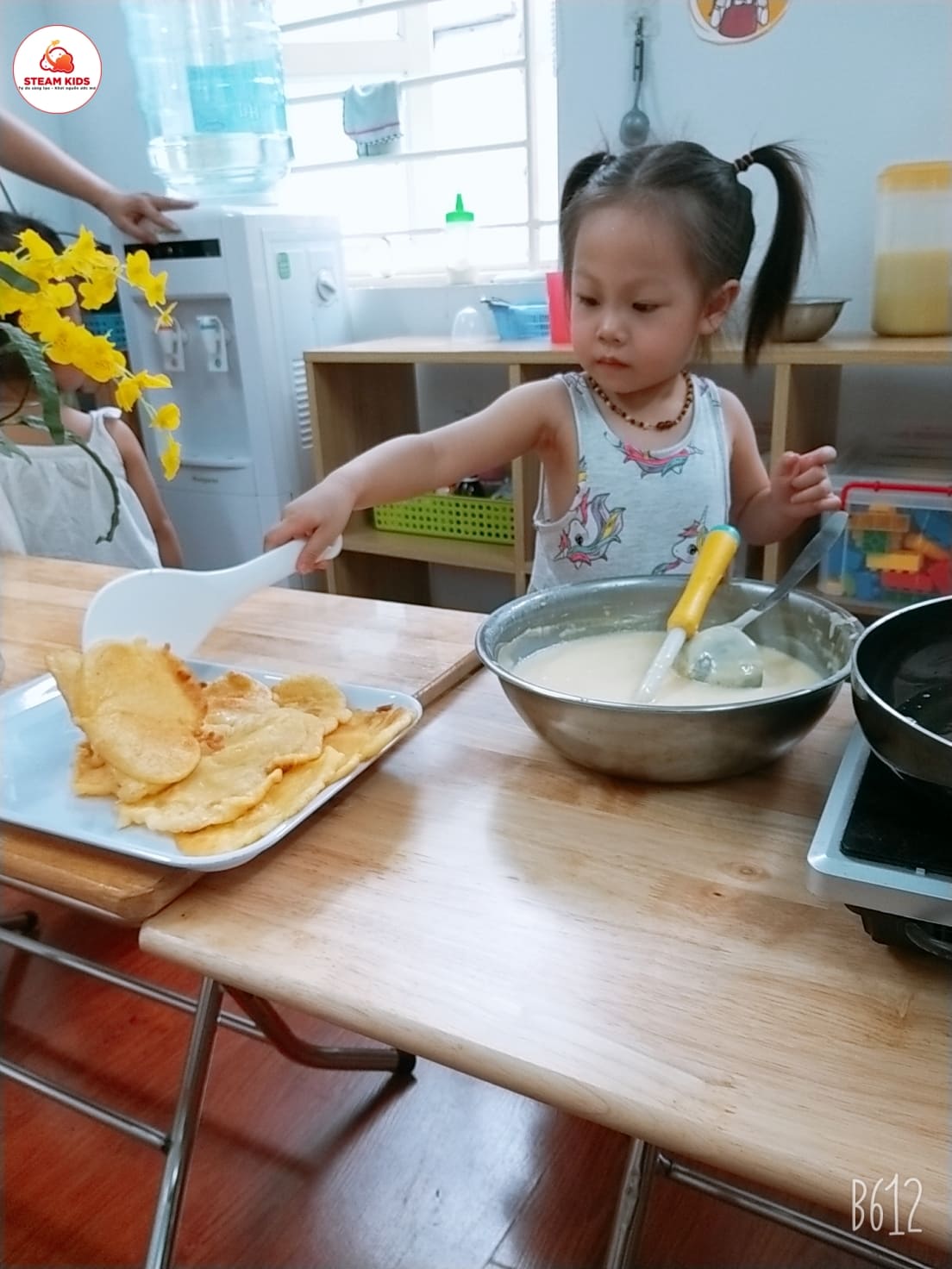 Trải Nghiệm Tiết Học "Rán Bánh" Của Lớp Steam 3 - Trường Mầm Non STEAM KIDS