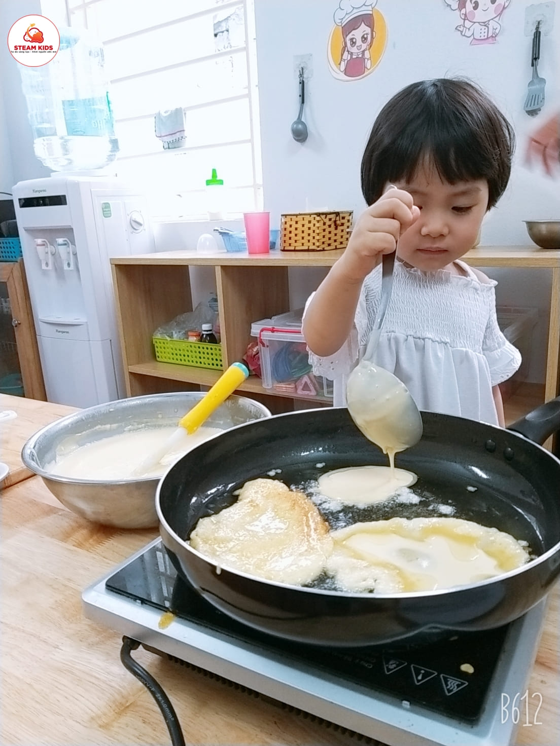 Trải Nghiệm Tiết Học "Rán Bánh" Của Lớp Steam 3 - Trường Mầm Non STEAM KIDS