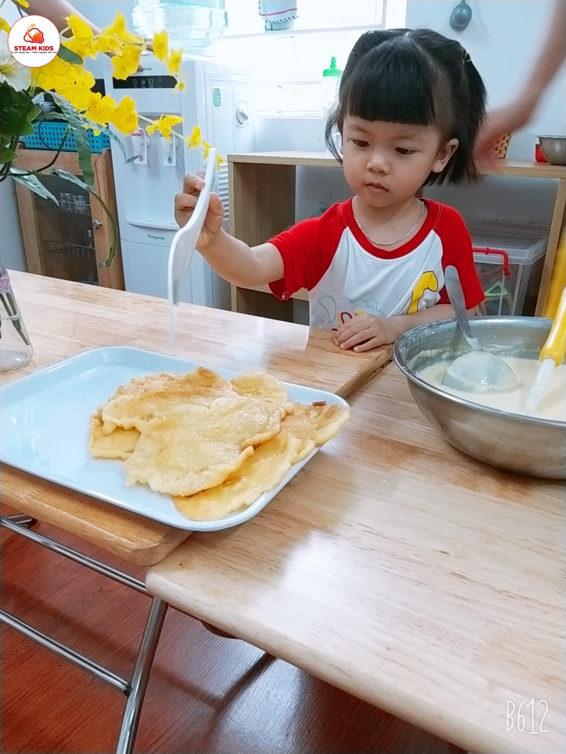 Trải Nghiệm Tiết Học "Rán Bánh" Của Lớp Steam 3 - Trường Mầm Non STEAM KIDS