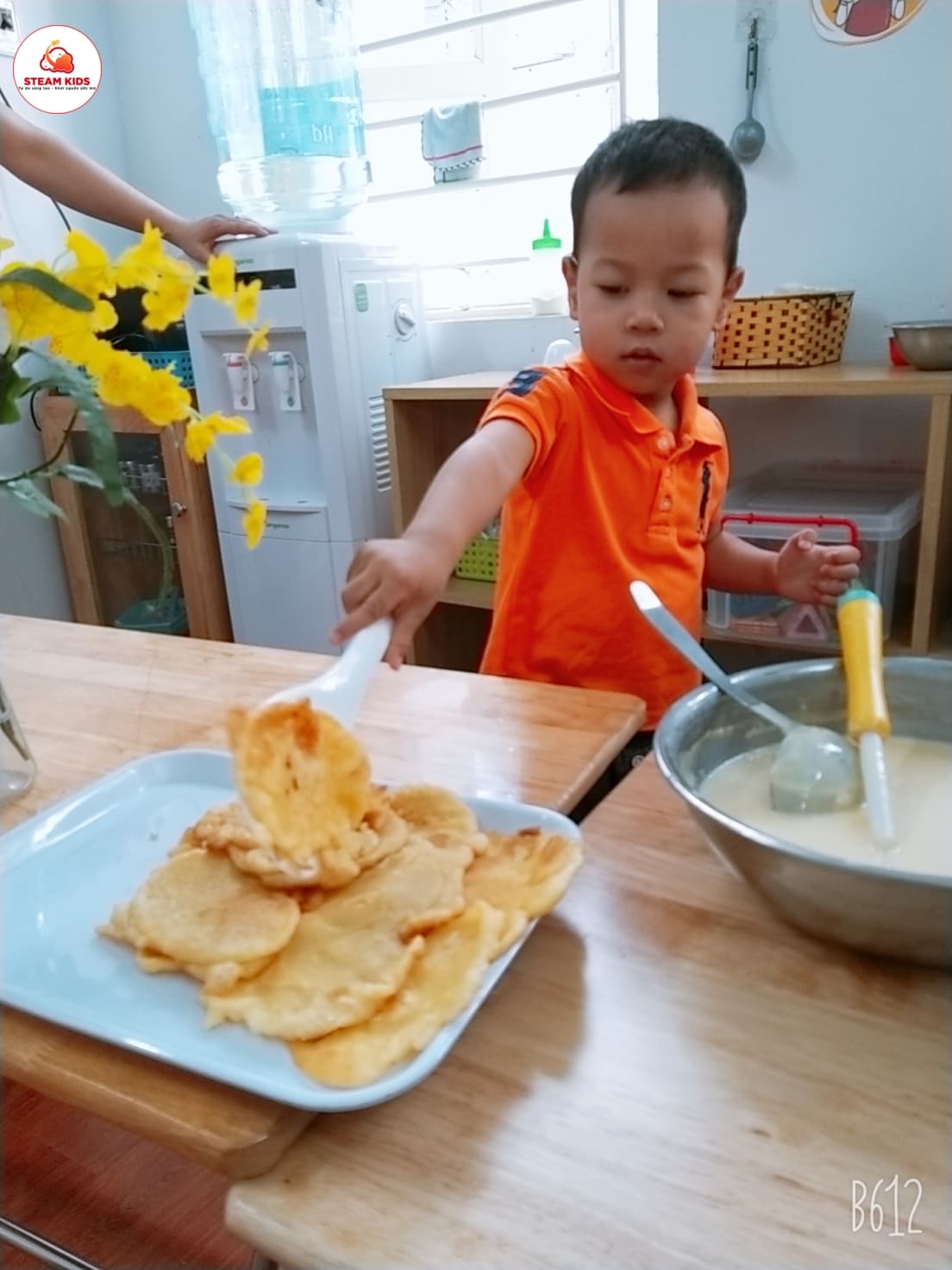 Trải Nghiệm Tiết Học "Rán Bánh" Của Lớp Steam 3 - Trường Mầm Non STEAM KIDS