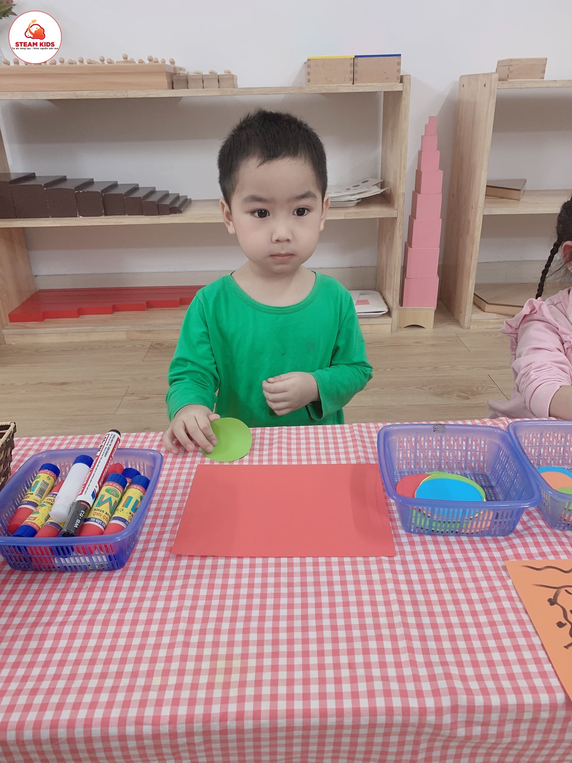 Thực Hành Mon: Làm Con Cá Bằng Giấy Lớp Steam 4 - Trường Mầm Non STEAM KIDS