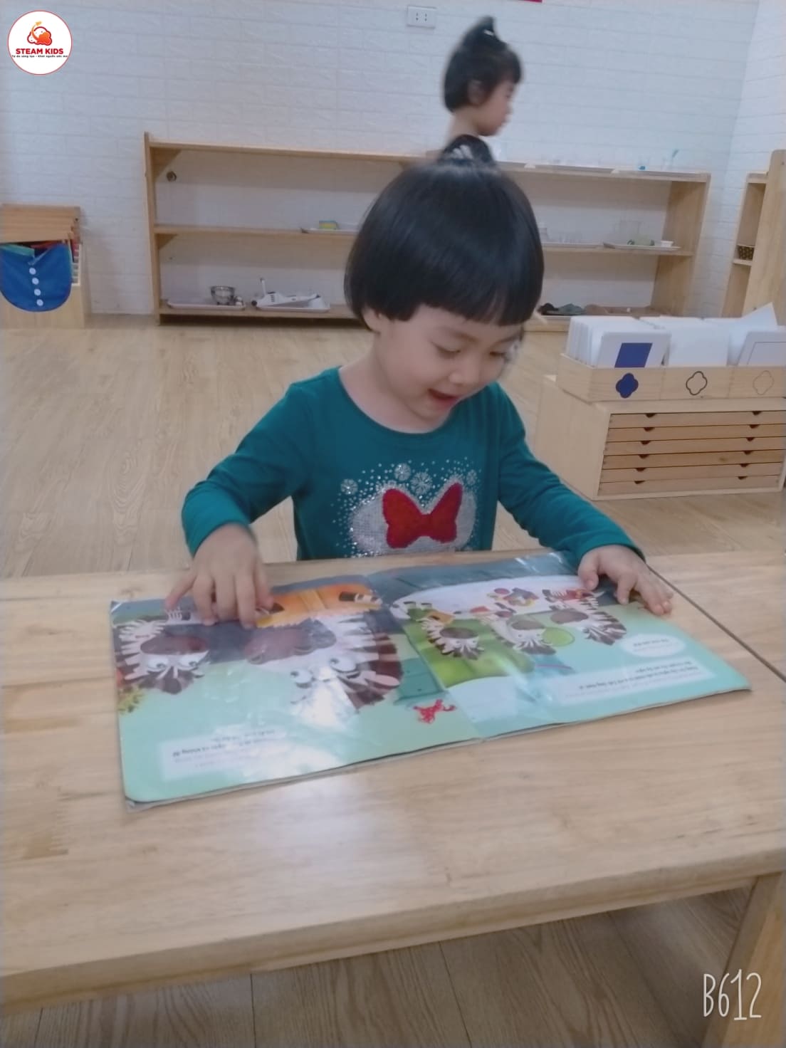 Tiết Học Cách Giở Sách Của Lớp Steam 3 - Trường Mầm Non STEAM KIDS