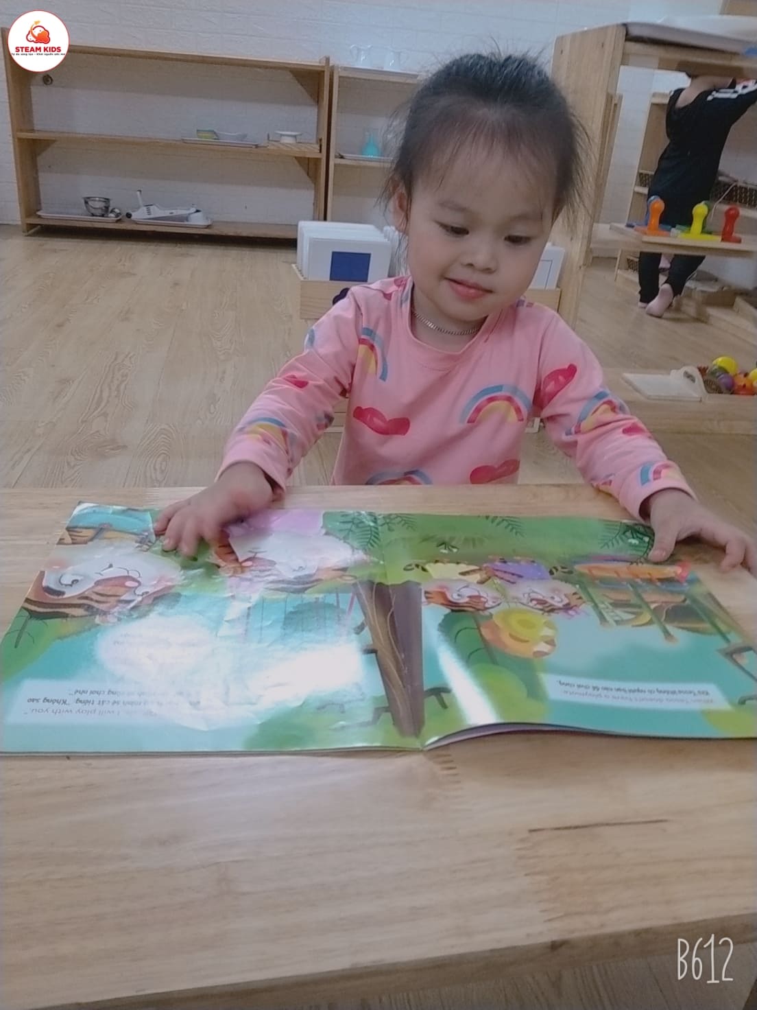 Tiết Học Cách Giở Sách Của Lớp Steam 3 - Trường Mầm Non STEAM KIDS