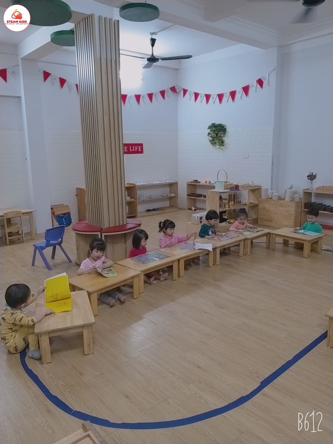 Tiết Học Cách Giở Sách Của Lớp Steam 3 - Trường Mầm Non STEAM KIDS