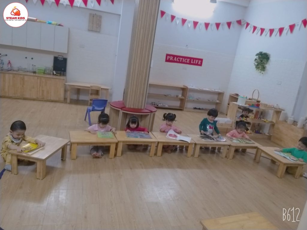 Tiết Học Cách Giở Sách Của Lớp Steam 3 - Trường Mầm Non STEAM KIDS