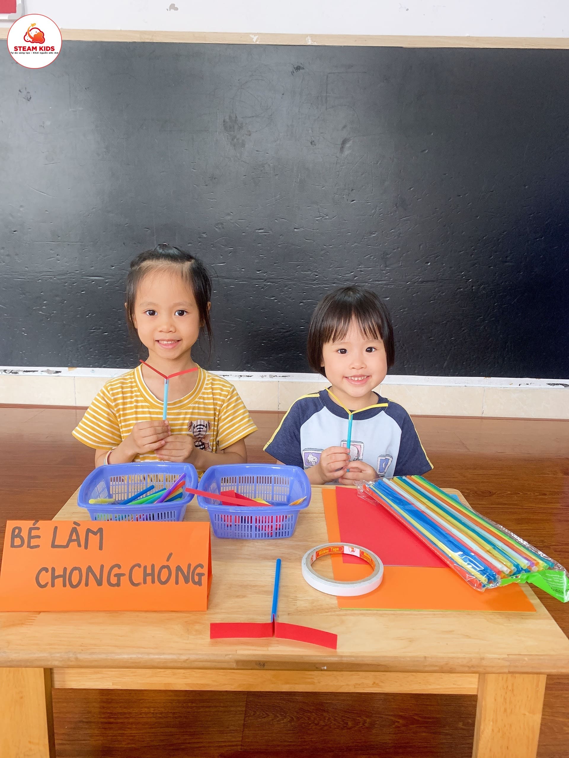 Hoạt Động làm Chong Chóng Doremon Lớp Steam 2 - Trường Mầm Non STEAM KIDS