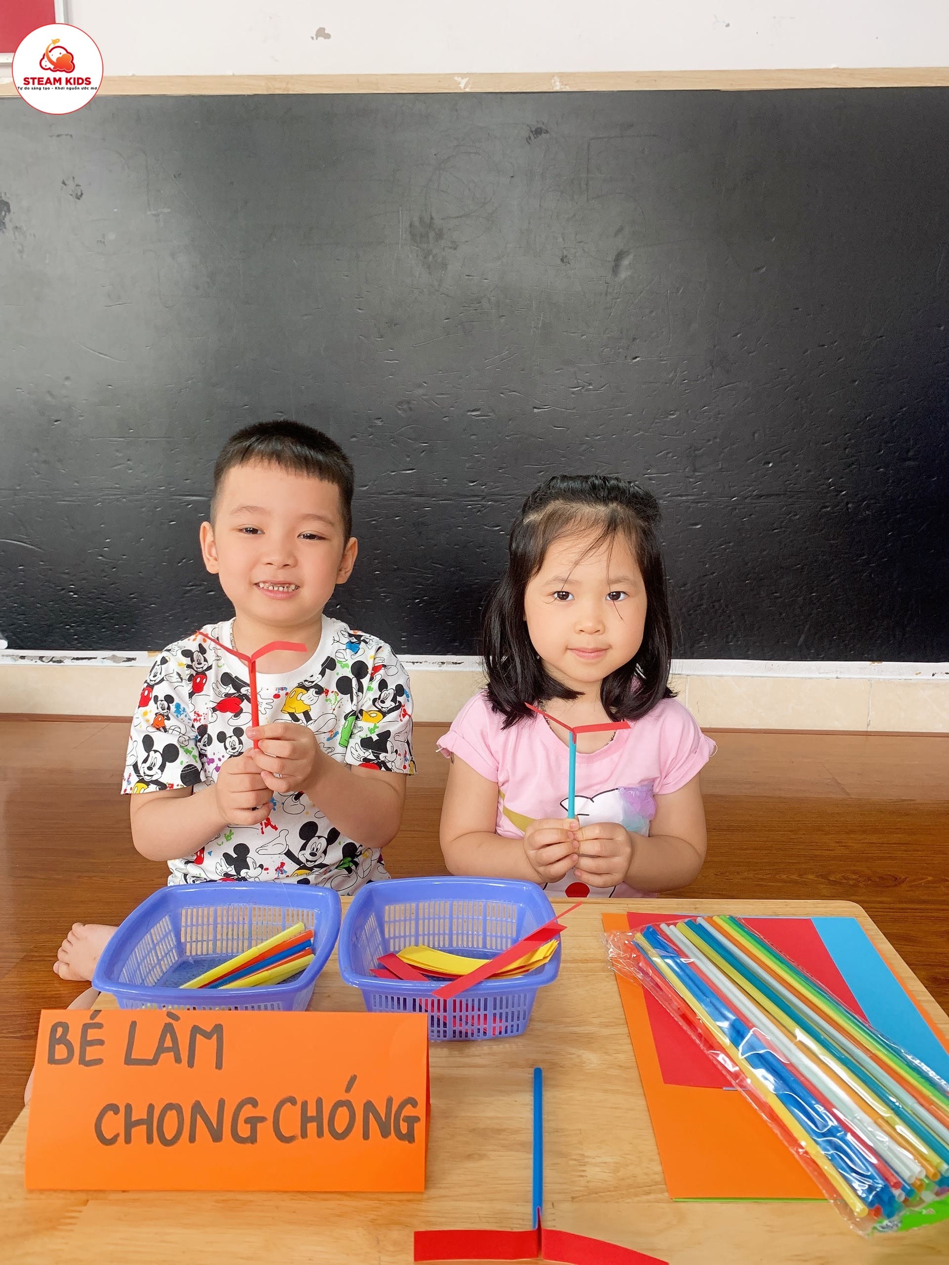 Hoạt Động làm Chong Chóng Doremon Lớp Steam 2 - Trường Mầm Non STEAM KIDS