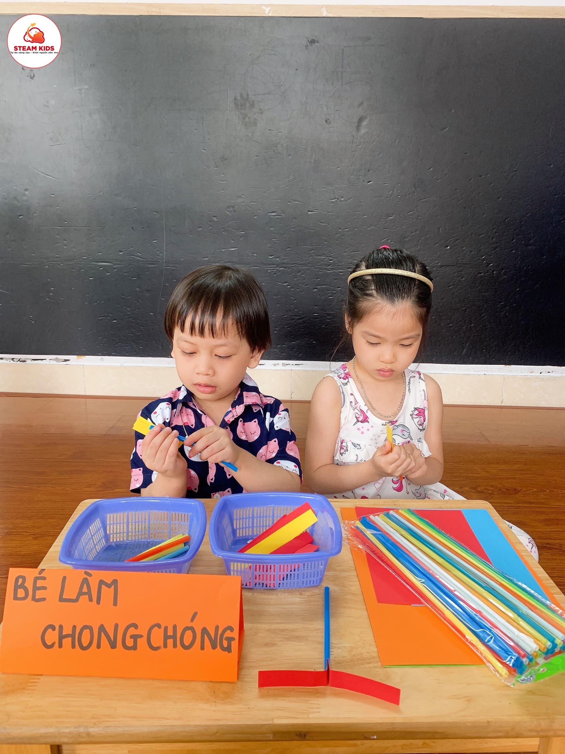 Hoạt Động làm Chong Chóng Doremon Lớp Steam 2 - Trường Mầm Non STEAM KIDS