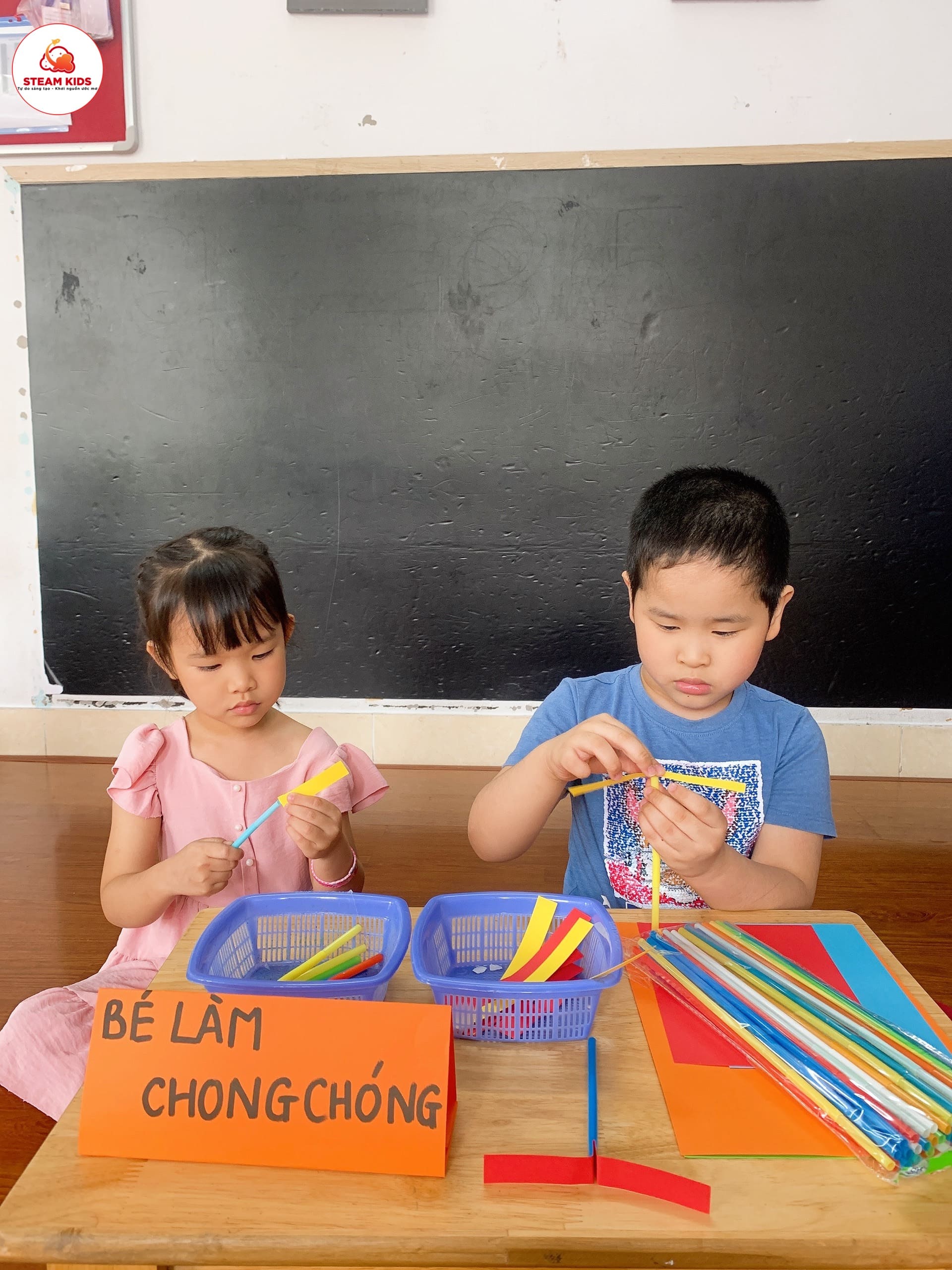 Hoạt Động làm Chong Chóng Doremon Lớp Steam 2 - Trường Mầm Non STEAM KIDS