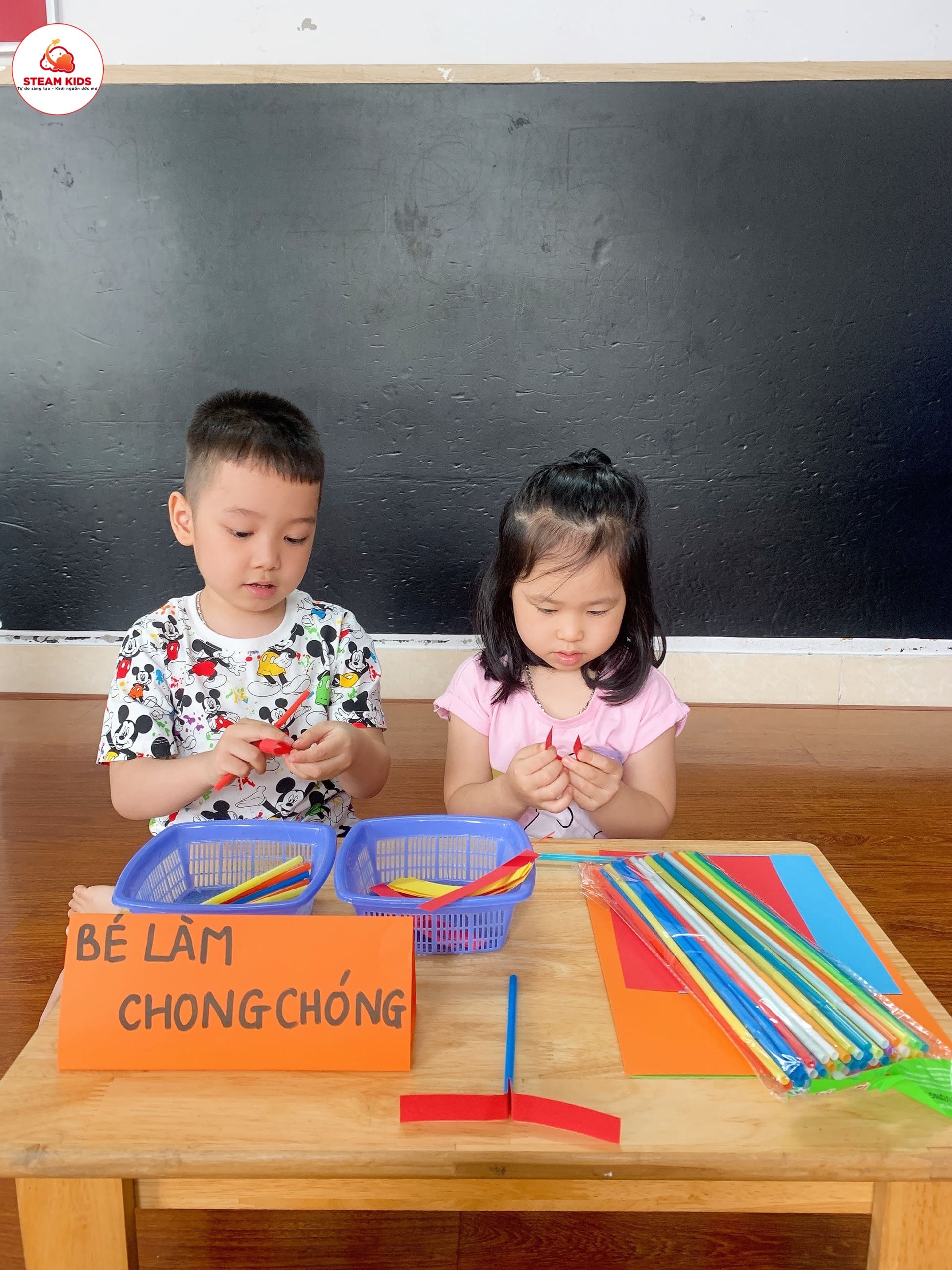 Hoạt Động làm Chong Chóng Doremon Lớp Steam 2 - Trường Mầm Non STEAM KIDS