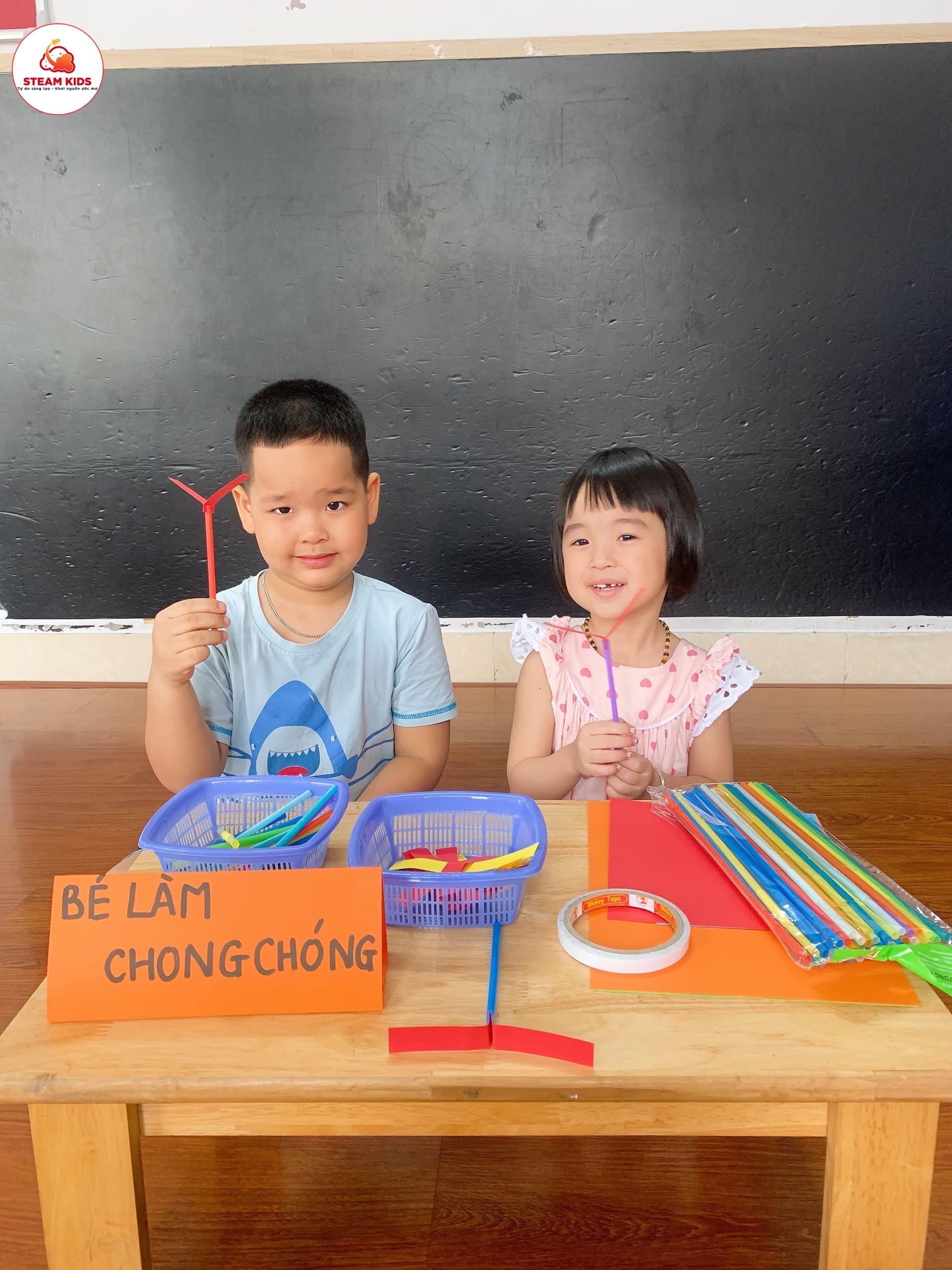 Hoạt Động làm Chong Chóng Doremon Lớp Steam 2 - Trường Mầm Non STEAM KIDS