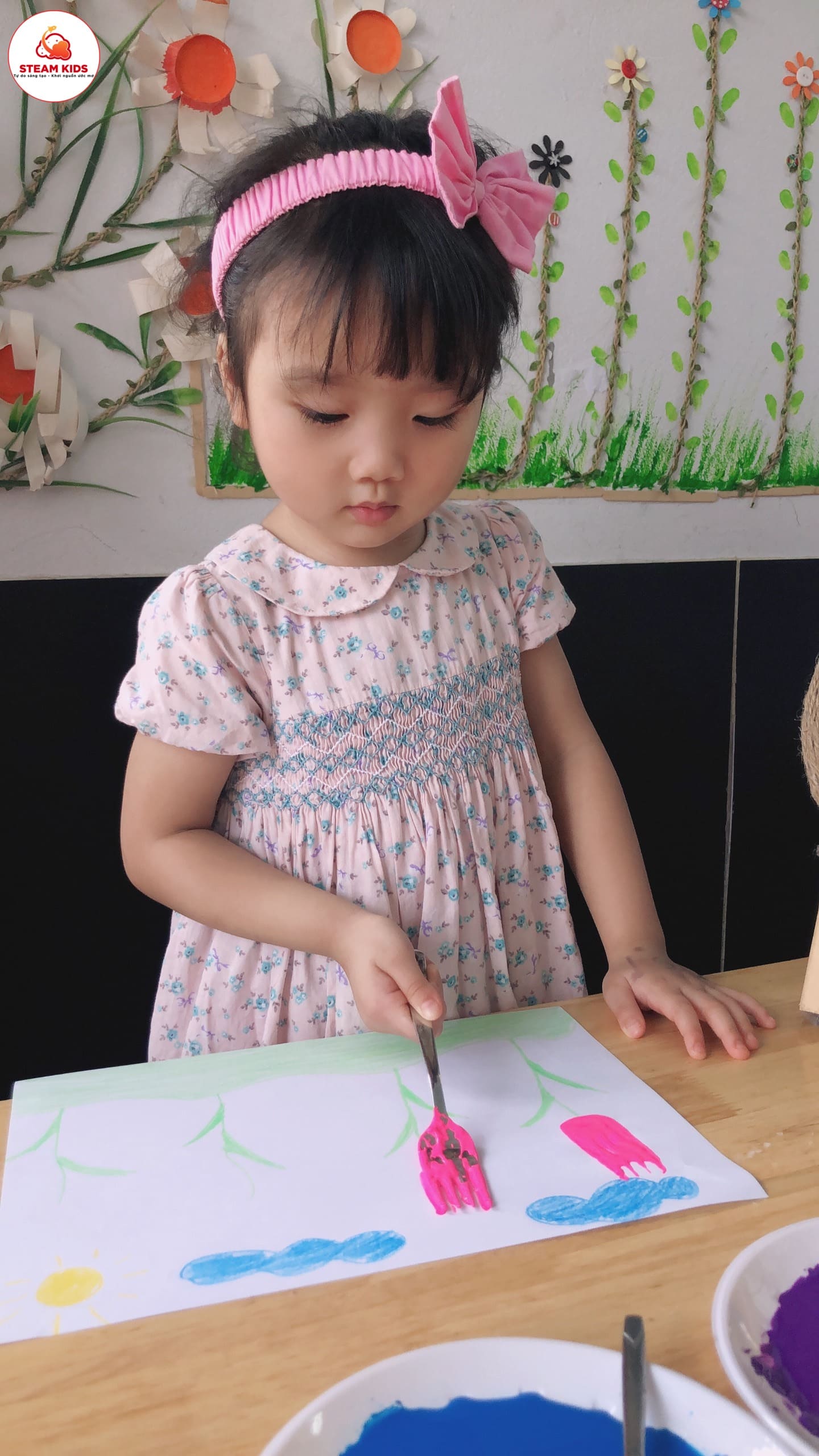 Tiết Tạo Hình : Làm Hoa Tulip Từ Dĩa Và Màu Nước Lớp Steam 4 Tiết Tạo Hình : Làm Hoa Tulip Từ Dĩa Và Màu Nước Lớp Steam 4 - Trường Mầm Non STEAM KIDS
