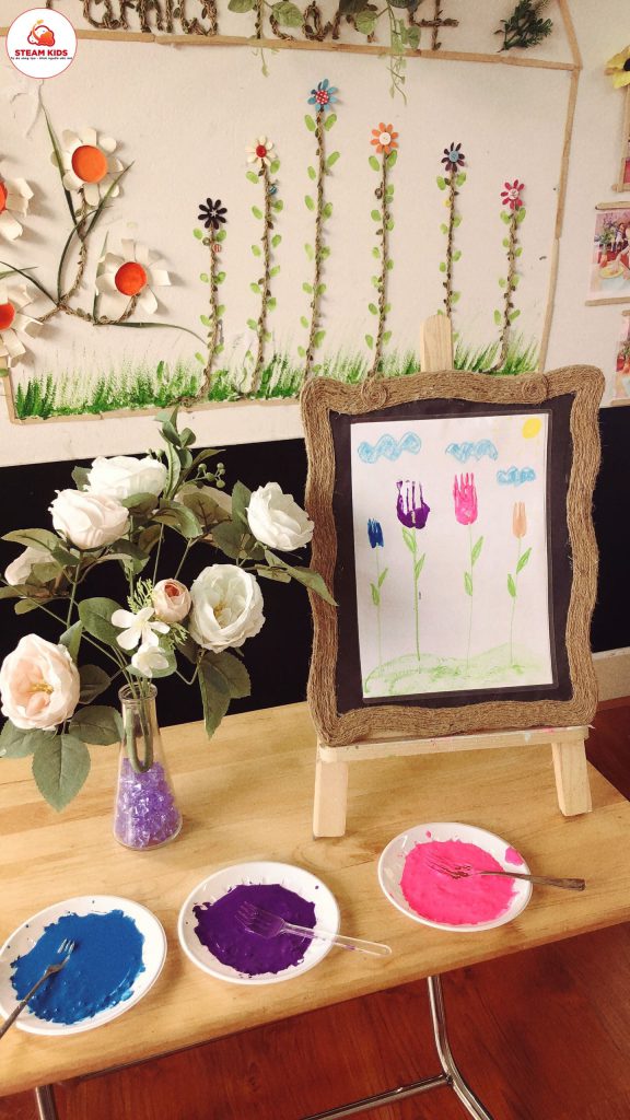 Tiết Tạo Hình : Làm Hoa Tulip Từ Dĩa Và Màu Nước Lớp Steam 4 Tiết Tạo Hình : Làm Hoa Tulip Từ Dĩa Và Màu Nước Lớp Steam 4 - Trường Mầm Non STEAM KIDS