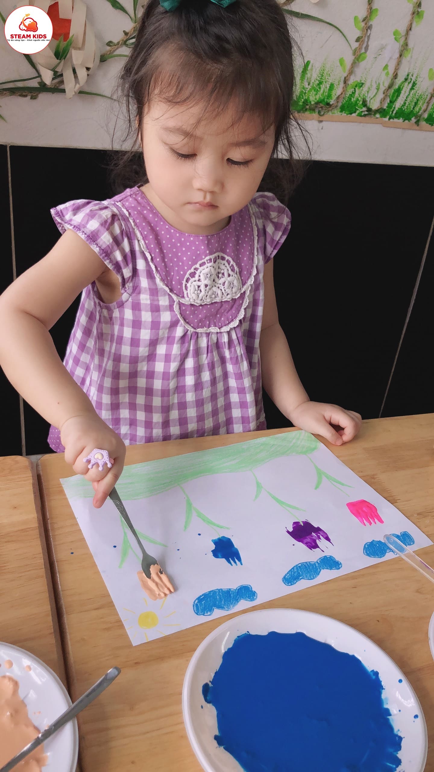 Tiết Tạo Hình : Làm Hoa Tulip Từ Dĩa Và Màu Nước Lớp Steam 4 Tiết Tạo Hình : Làm Hoa Tulip Từ Dĩa Và Màu Nước Lớp Steam 4 - Trường Mầm Non STEAM KIDS