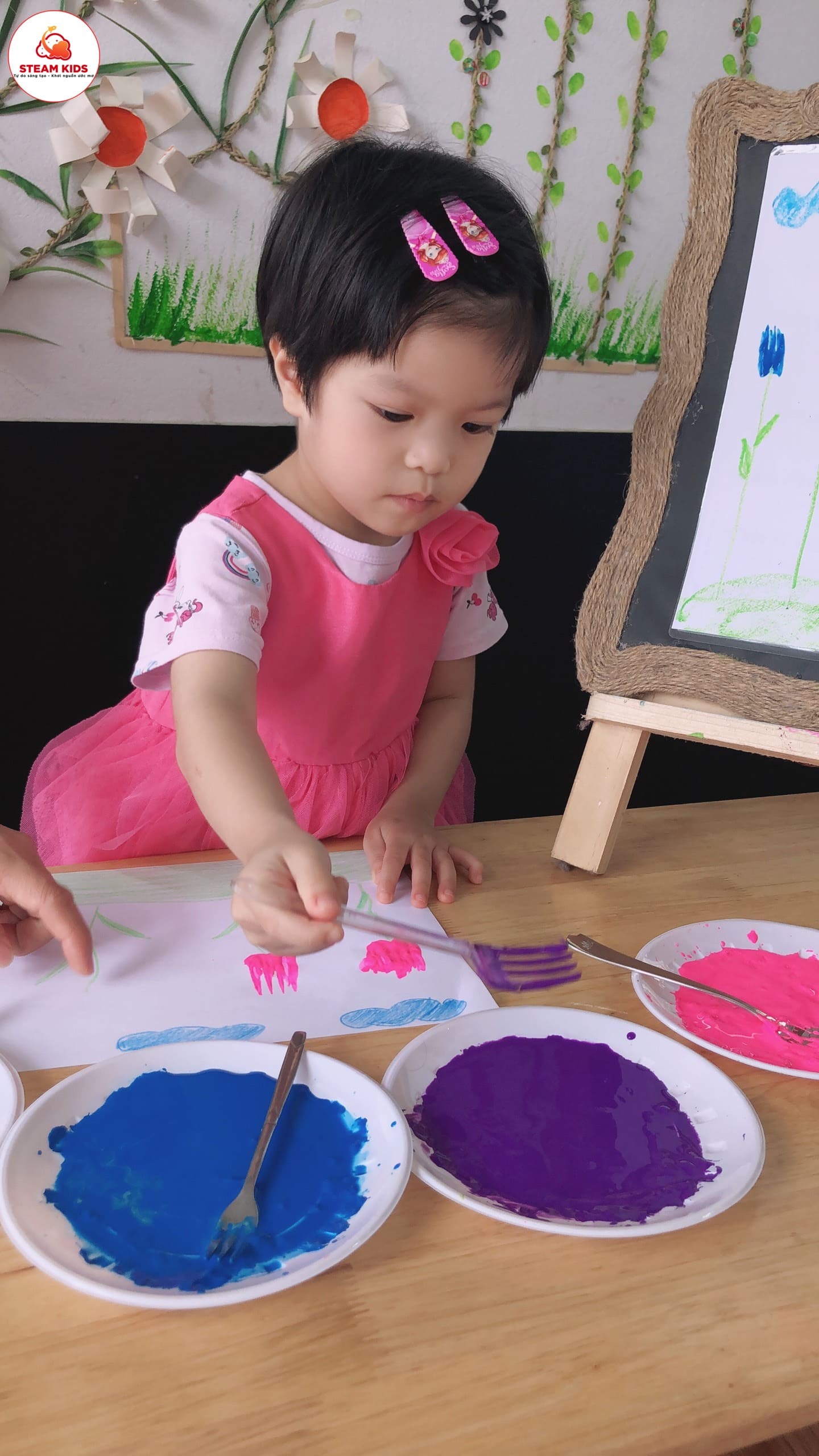 Tiết Tạo Hình : Làm Hoa Tulip Từ Dĩa Và Màu Nước Lớp Steam 4 Tiết Tạo Hình : Làm Hoa Tulip Từ Dĩa Và Màu Nước Lớp Steam 4 - Trường Mầm Non STEAM KIDS