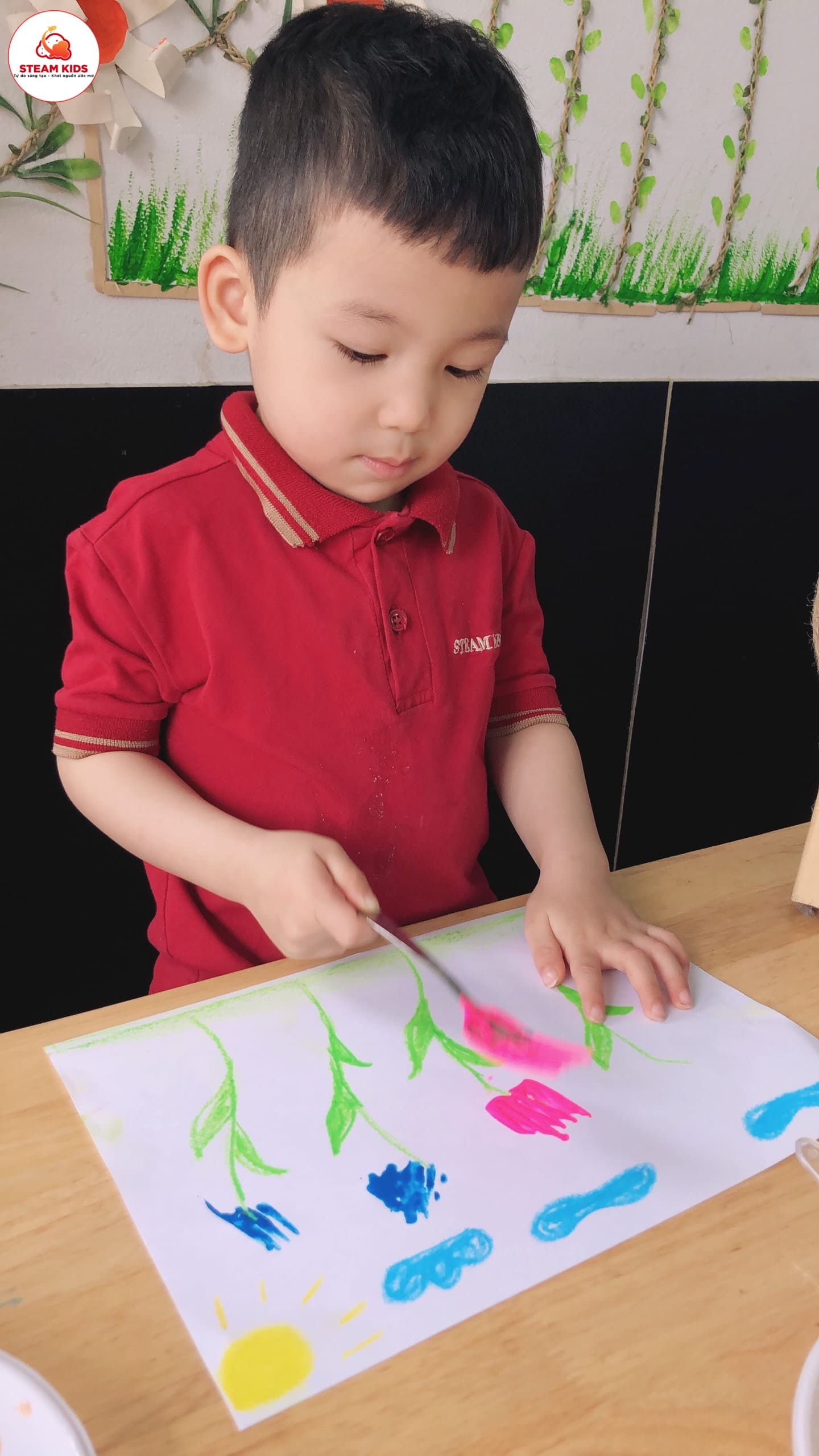 Tiết Tạo Hình : Làm Hoa Tulip Từ Dĩa Và Màu Nước Lớp Steam 4 Tiết Tạo Hình : Làm Hoa Tulip Từ Dĩa Và Màu Nước Lớp Steam 4 - Trường Mầm Non STEAM KIDS